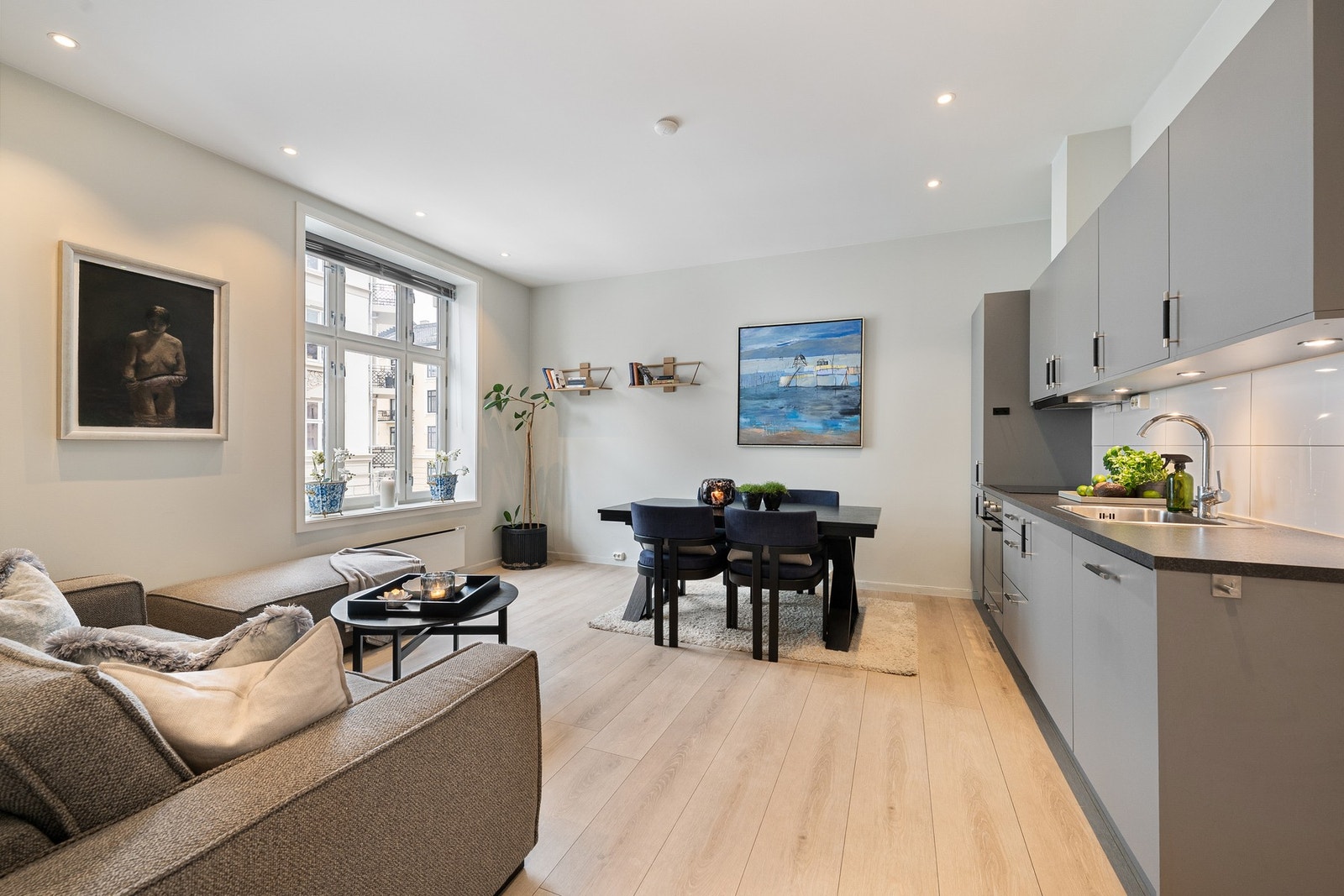 I stuen er det både plass til sittegruppe og spisestue Galleribilde