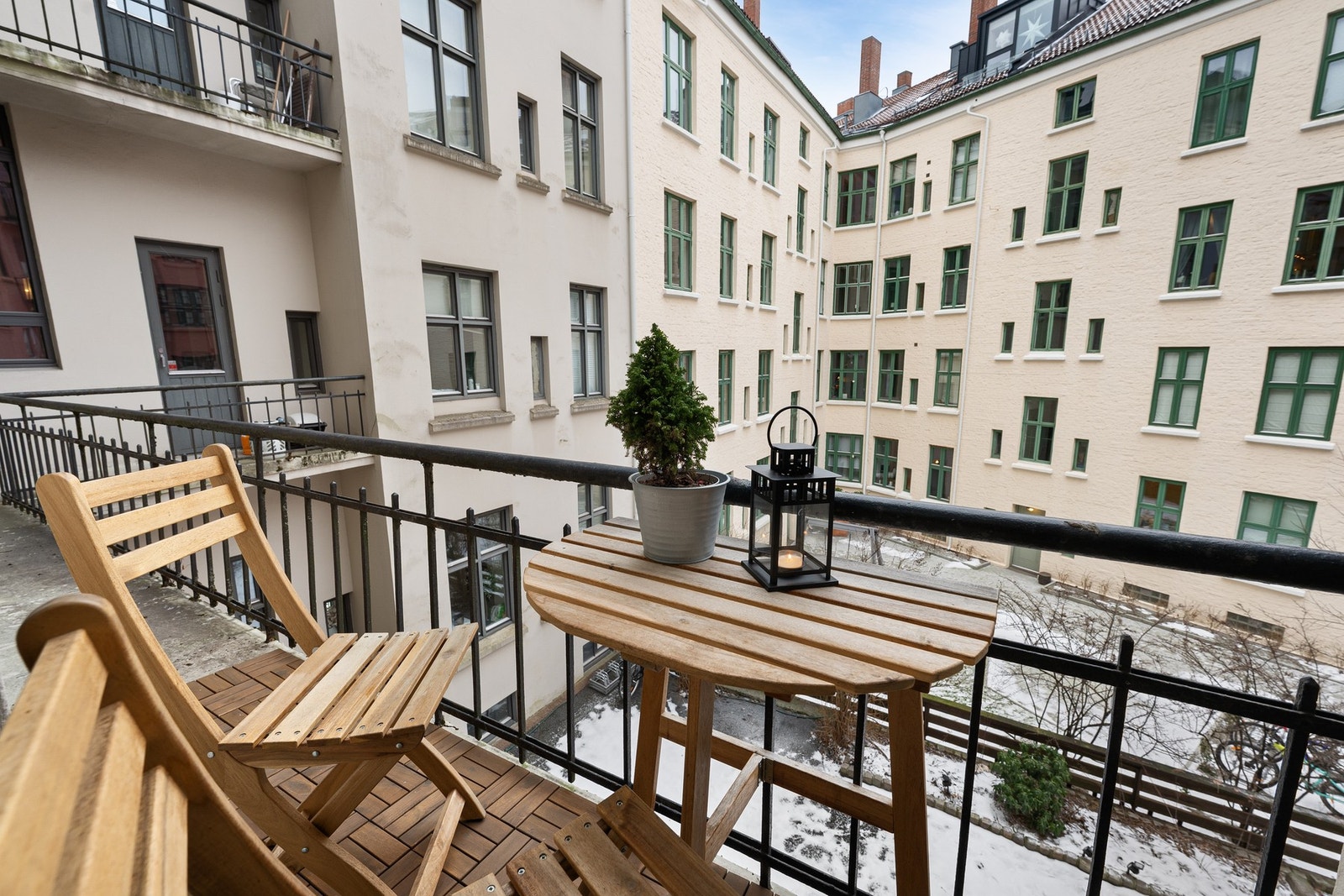 Felles brannbalkong med adkomst fra felles trappeoppgang. Brannbalkong kan fritt brukes, men møbler kan ikke utplasseres permanent Galleribilde