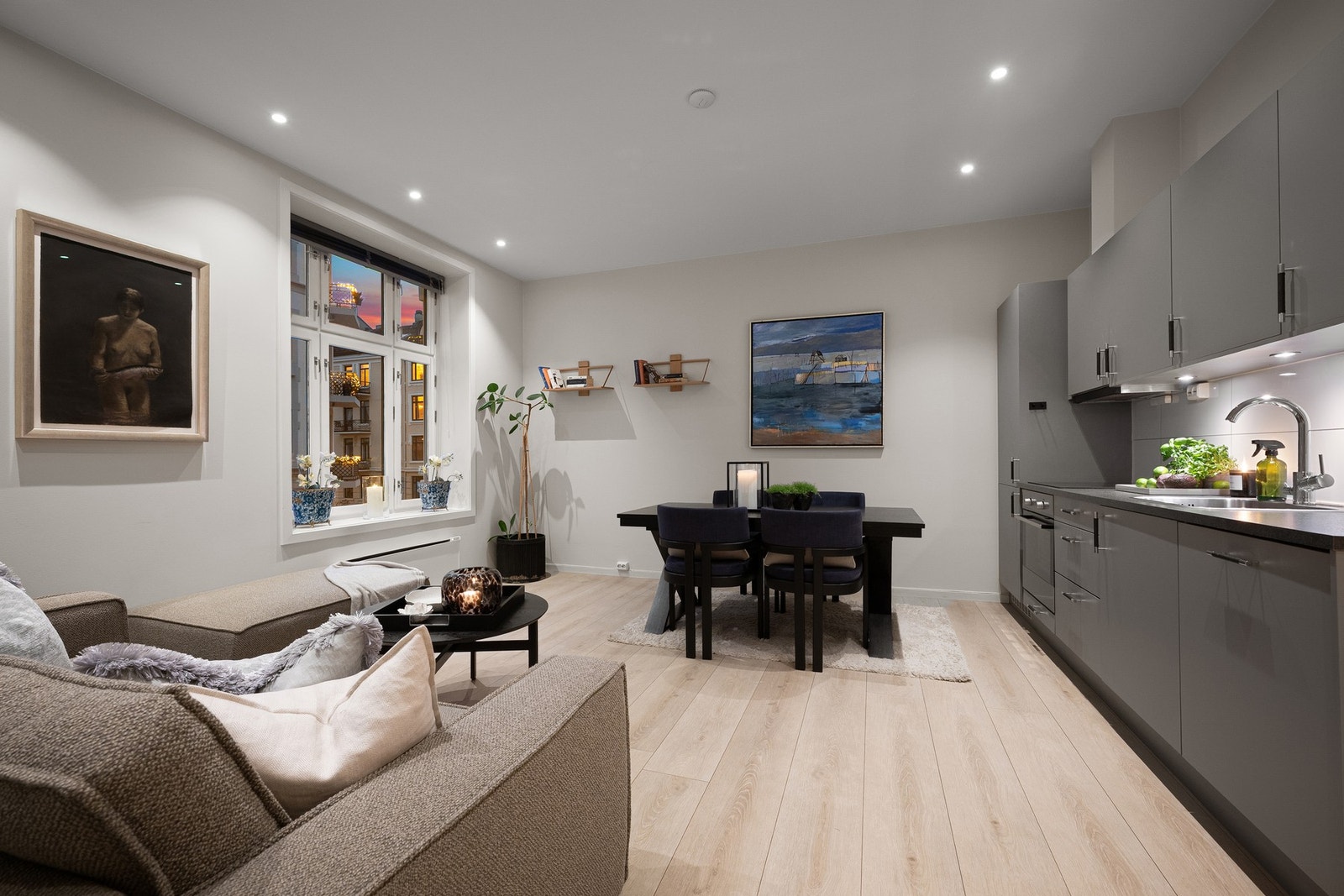 Kjøkkenet har integrerte hvitevarer som medfølger i handelen Galleribilde