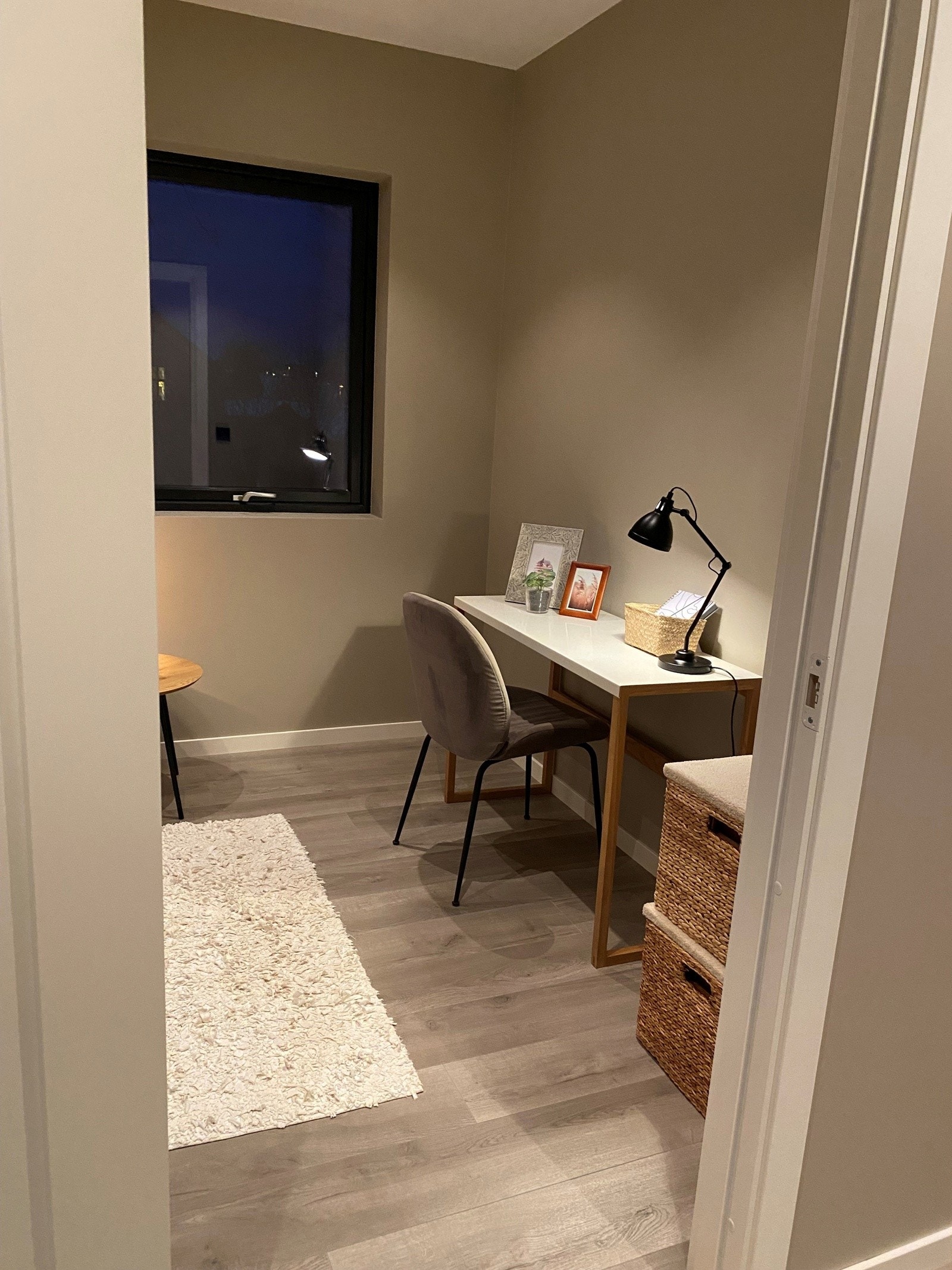 Fleksibelt rom med plass til flere funksjoner - perfekt for rolige kvelder. Kveldsbilde fra selger. Galleribilde