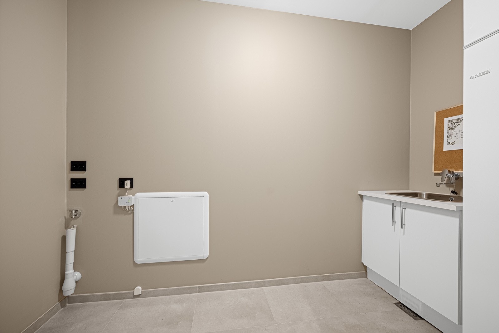 Teknisk rom/vaskerom med god plass til vaskemaskin og tørketrommel, samt nødvendige tekniske installasjoner. Rommets størrelse gir plass til å sette inn tørkestativ og hyller som gir en velorganisert og ryddig bolig. Galleribilde