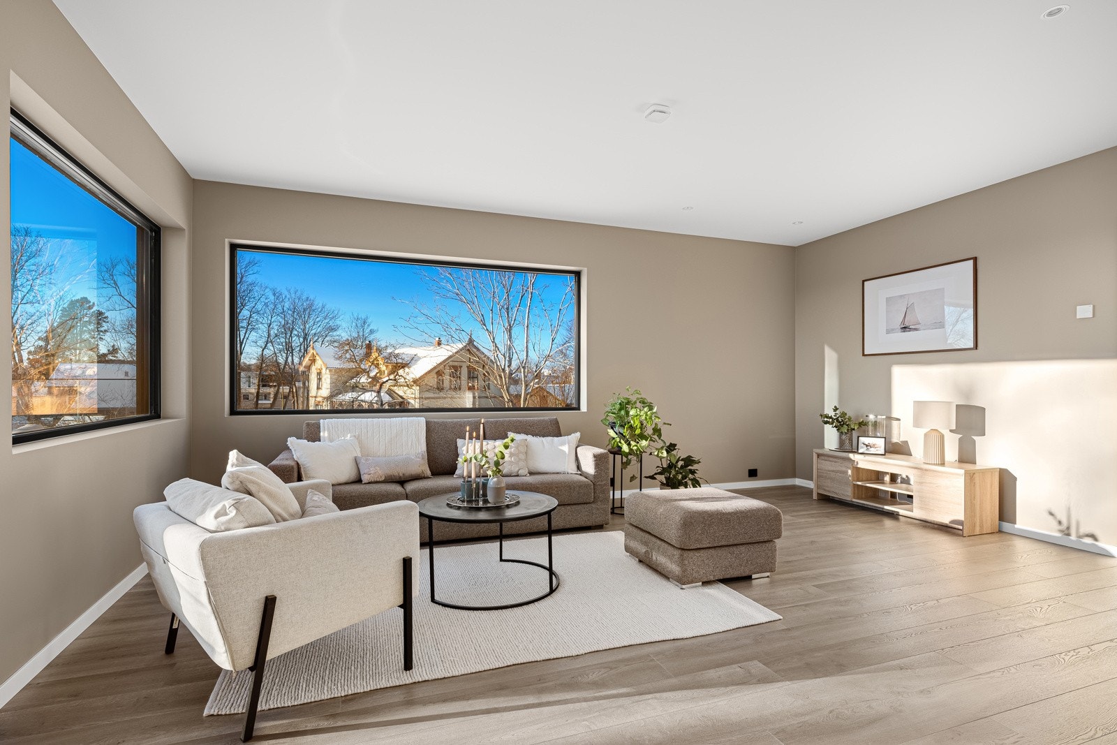 Her legger du raskt merke til de store vindusflatene som gir gir rikelig med naturlig lys og en behagelig romfølelse. Galleribilde