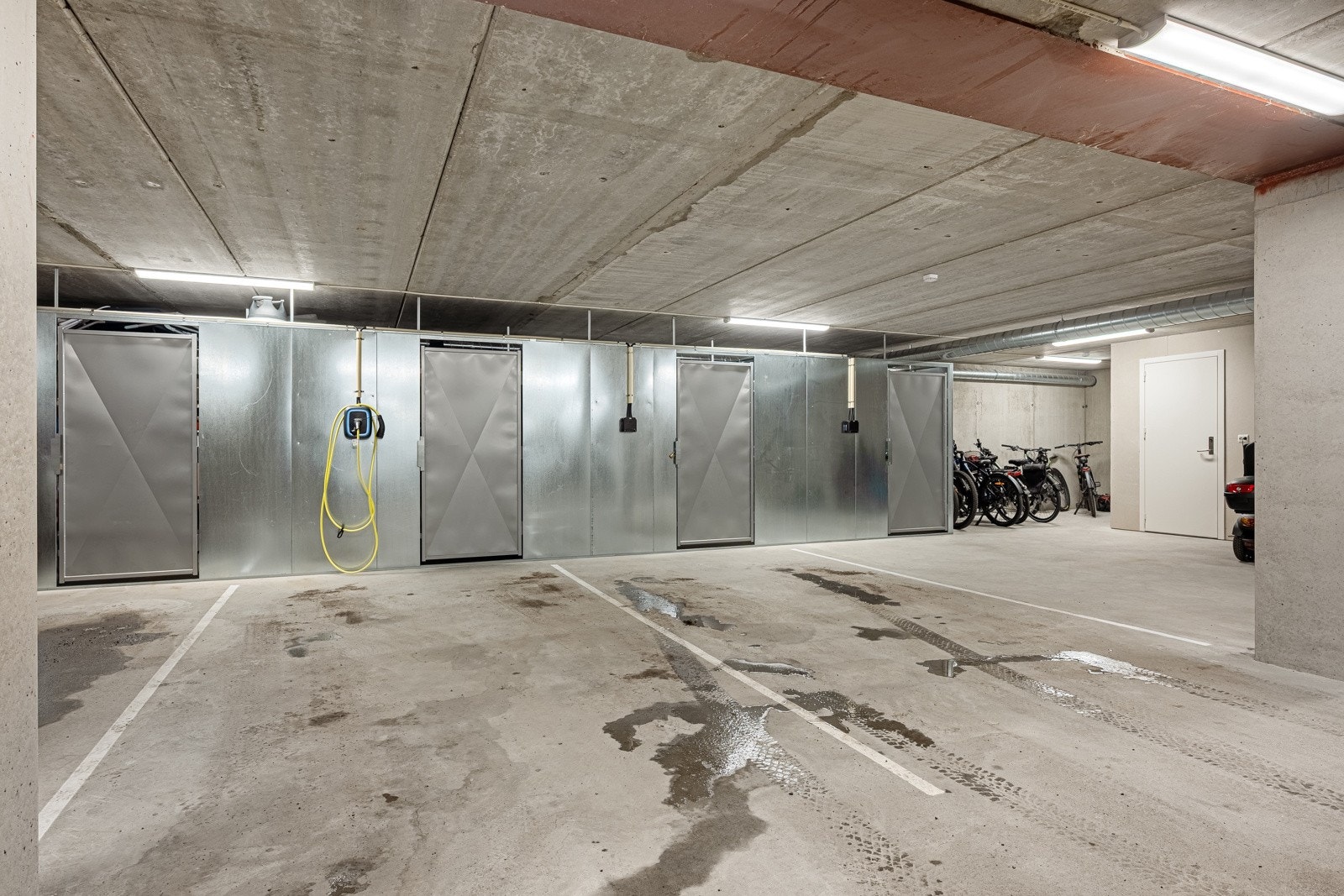 Det er parkeringsplass og bod i kjeller. Denne leiligheten disponerer parkeringsplass nr. 2 fra høyre. Galleribilde