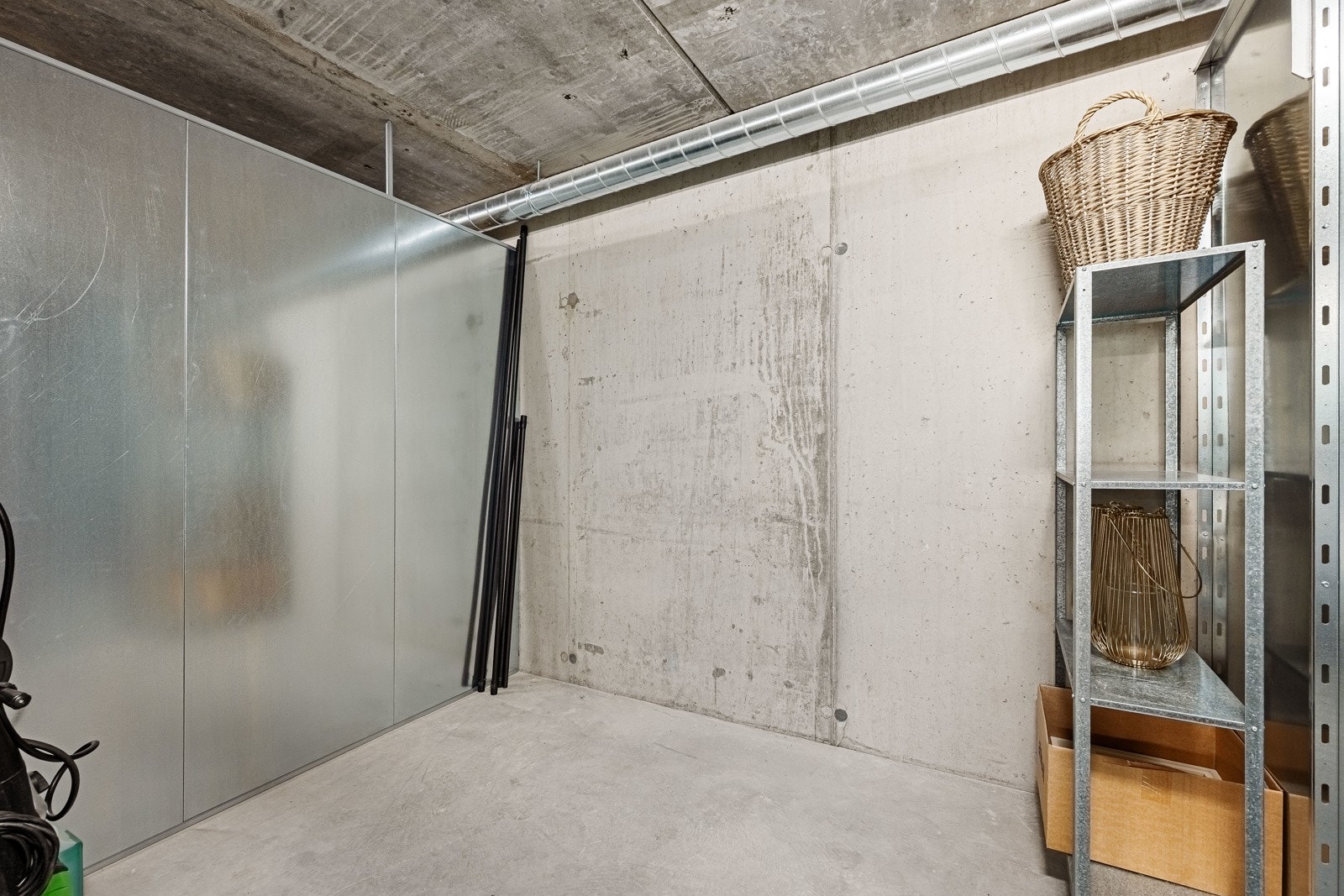 En praktisk og romslig bod i felles garasjekjeller - perfekt for trygg og enkel oppbevaring av det du vil ha lett tilgjengelig, men ikke nødvendigvis i leiligheten. Et ryddig ekstrarom som gjør hverdagen litt enklere. Galleribilde