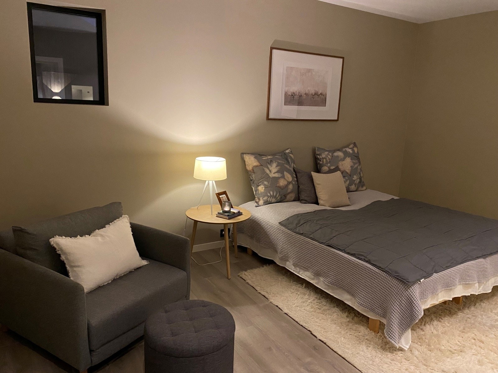 Rolig soverom som gir perfekte rammer for en god natts søvn. Kveldsbilde fra selger. Galleribilde