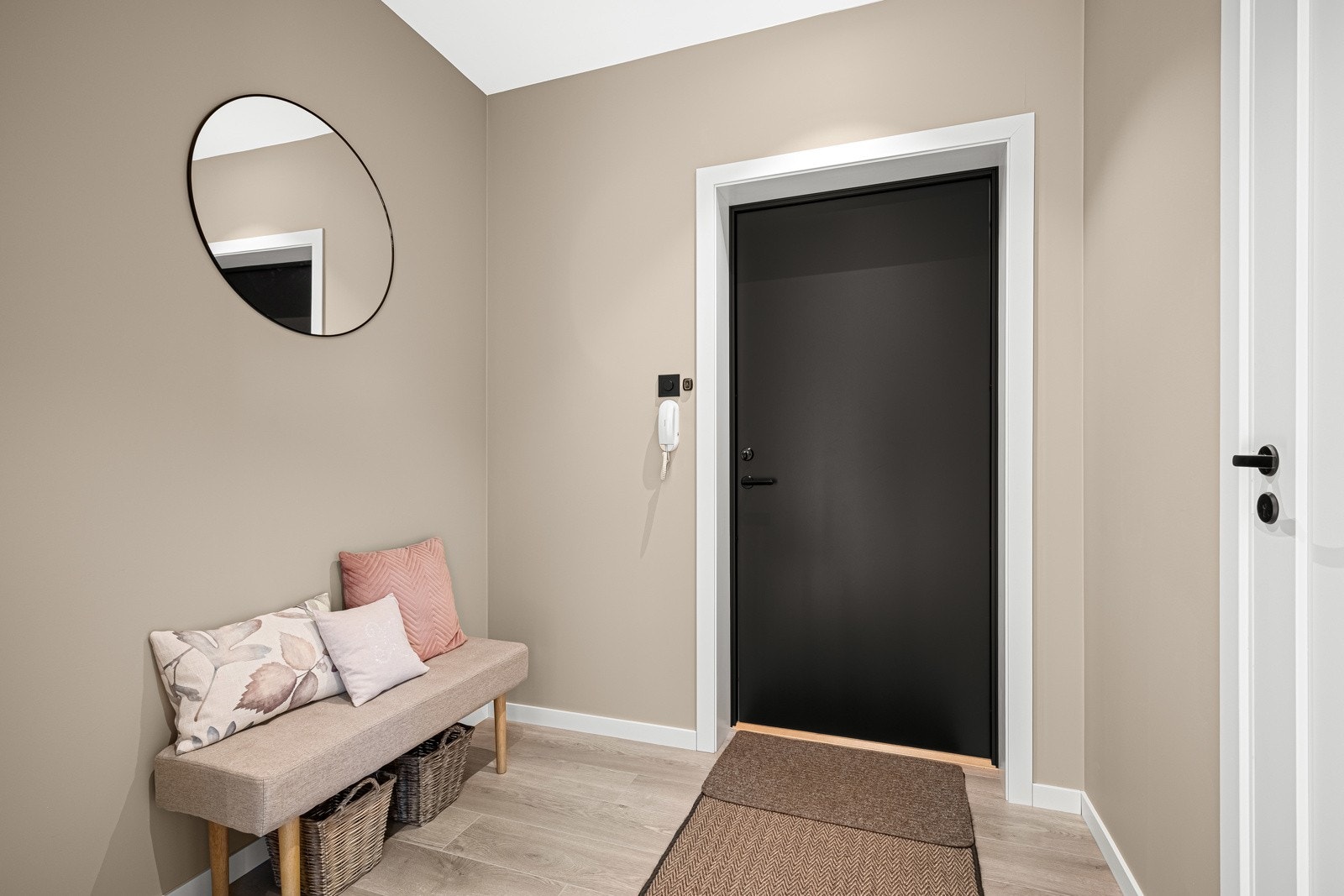 Velkommen inn! Stor entré med god plass til garderobeløsninger som sørger for ryddig oppbevaring av yttertøyet. Callinganlegg med døråpner gir enkel og praktisk adgang for besøkende. Galleribilde