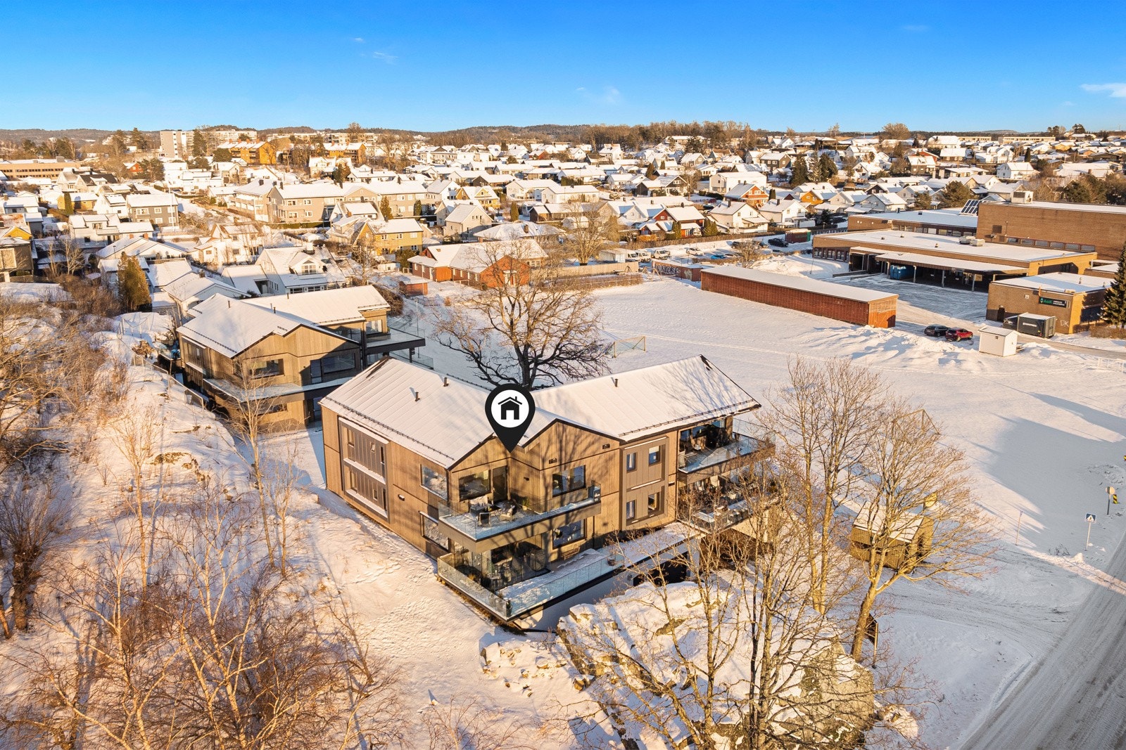 Her bor du i rolige omgivelser med gjennomtenkte løsninger og et stilrent, tidløst uttrykk. Verandaen er solrik med godt utsyn. Galleribilde