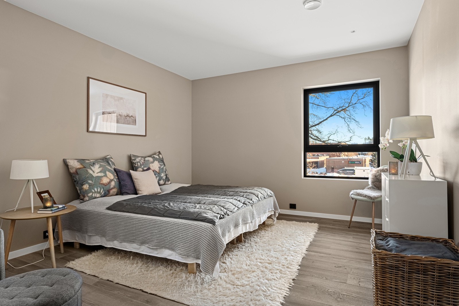 Leiligheten har tre romslige soverom med god plass til både seng og oppbevaring. Galleribilde