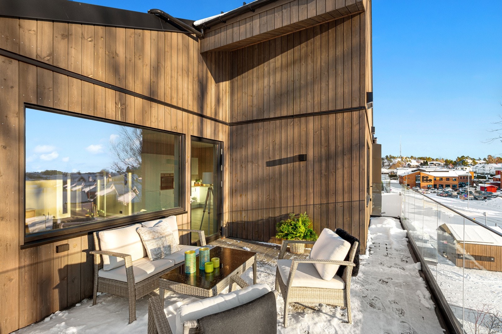 Stua og kjøkkenet har direkte utgang til en flott vestvendt terrasse med gode solforhold. Galleribilde