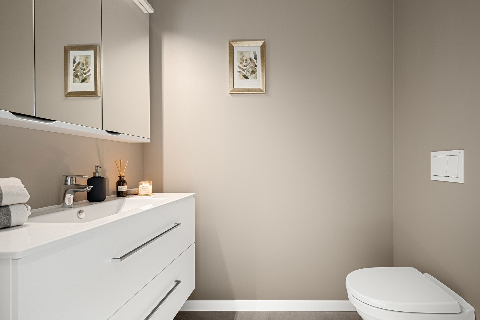 Badet kompletteres av et praktisk separat toalettrom - en ettertraktet løsning i hverdagen. Galleribilde