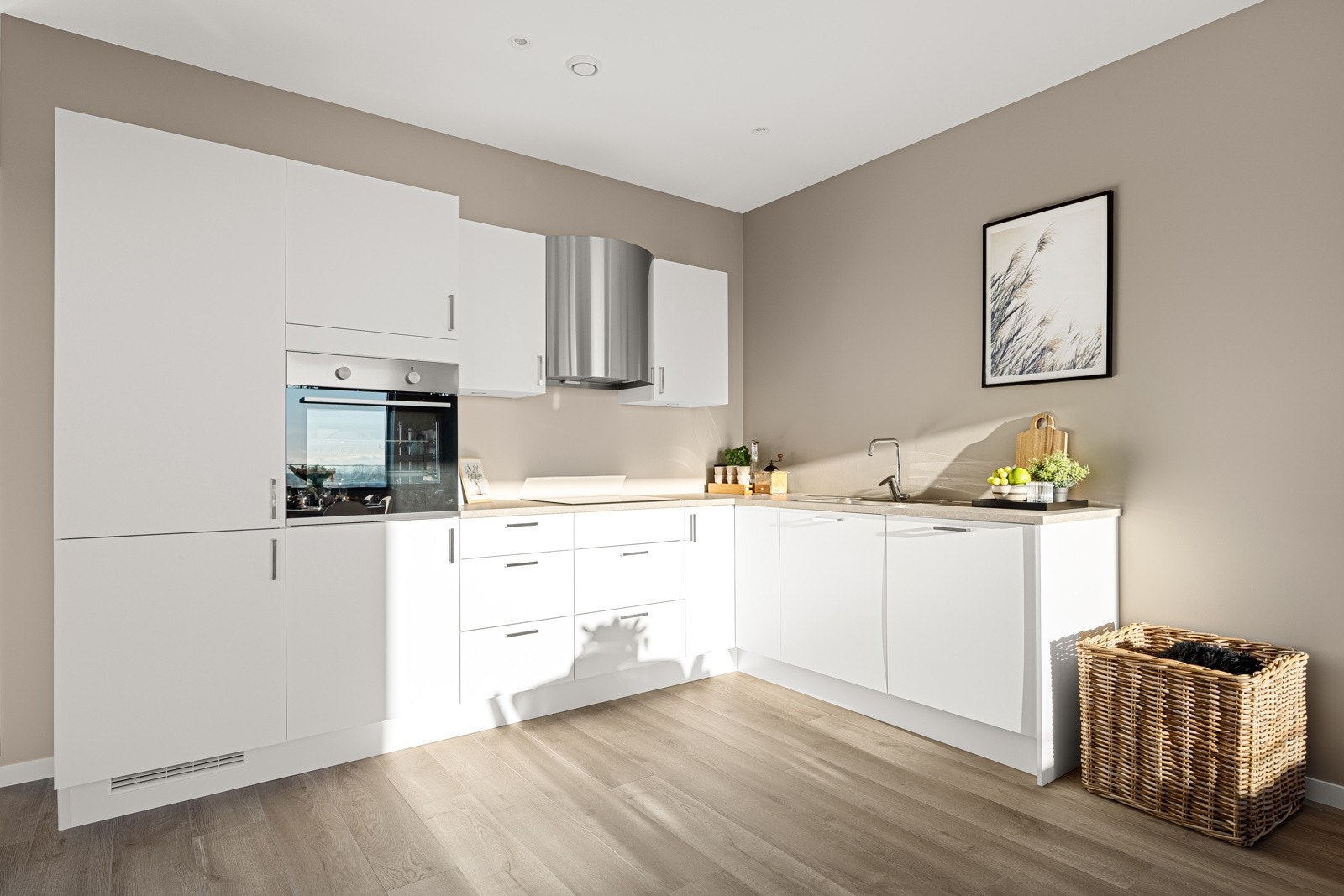 Kjøkkenet er innholdsrikt og moderne, med stilren innredning og gode arbeidsflater. Galleribilde