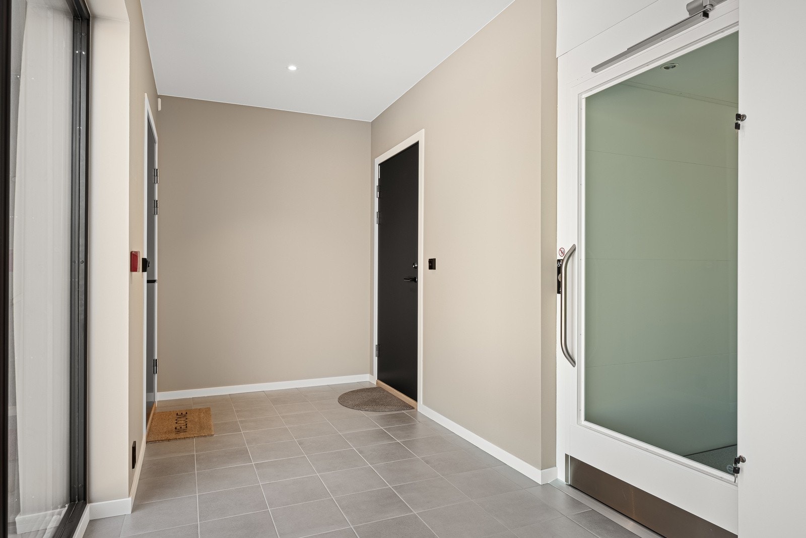 Leiligheten ligger i byggets 2. etasje. Byggets planløsning gir en tørrskodd og trygg tilkomst til etasjene over. Heisdøren ligger vis a vis egen inngang til leiligheten. Her trenger du ikke gå utendørs når bilen er parkert. Galleribilde