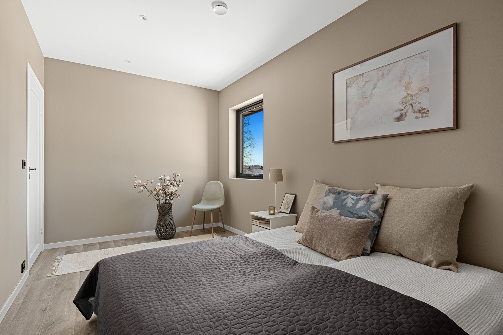 Rommene er lyse og innbydende, og kan enkelt tilpasses ulike behov. Det er god plass til å sette inn ønsket garderobeløsninger på alle soverommene. Galleribilde