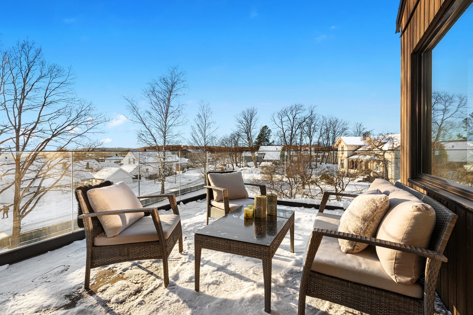 Enten du ønsker rolige stunder med en bok i solen eller hyggelige grillkvelder med venner og familie, ligger alt til rette for å nyte uteplassen fullt ut. Galleribilde