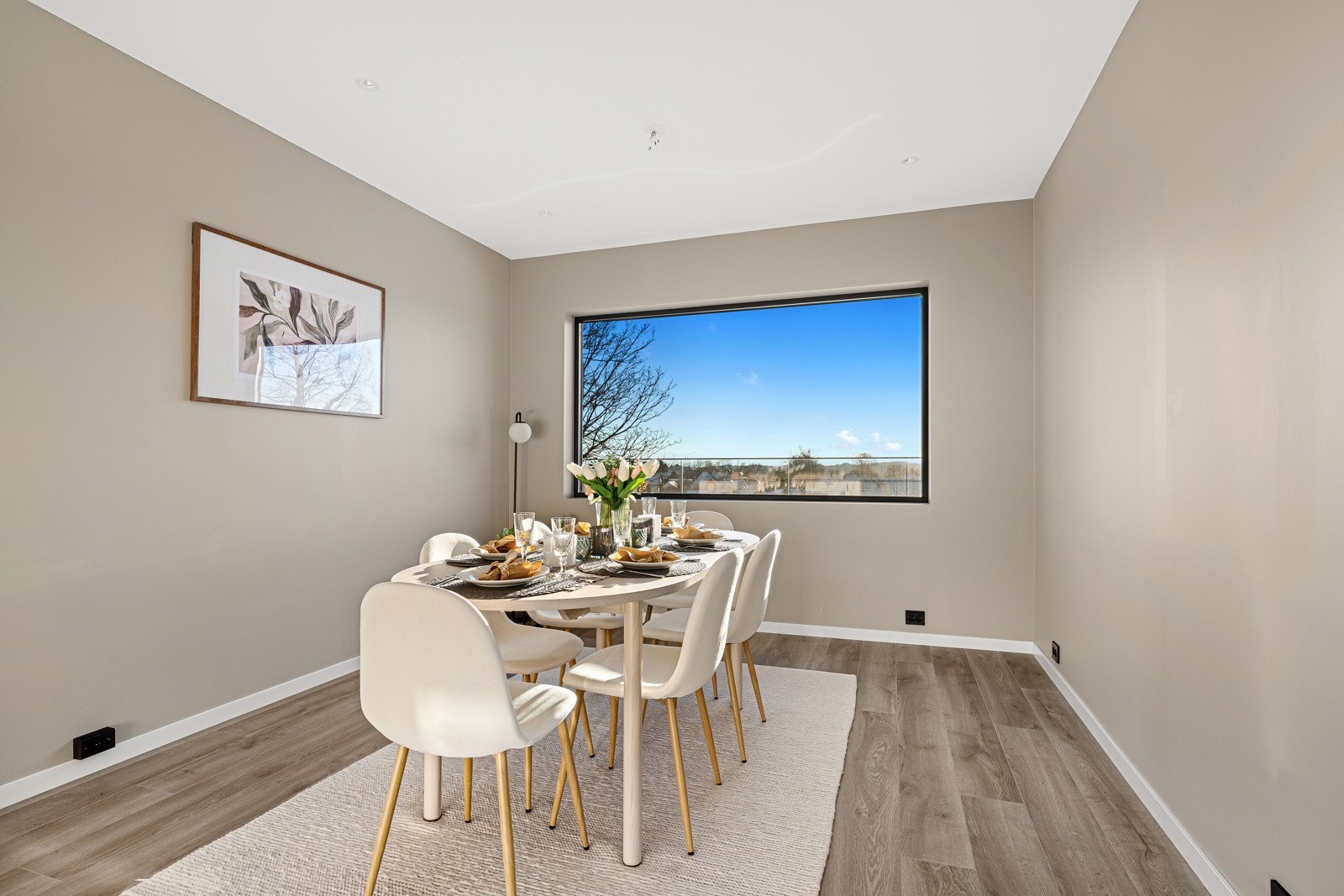 Her er det god plass til et stort spisebord, slik at du enkelt kan invitere til hyggelige middager og sosiale sammenkomster. Galleribilde