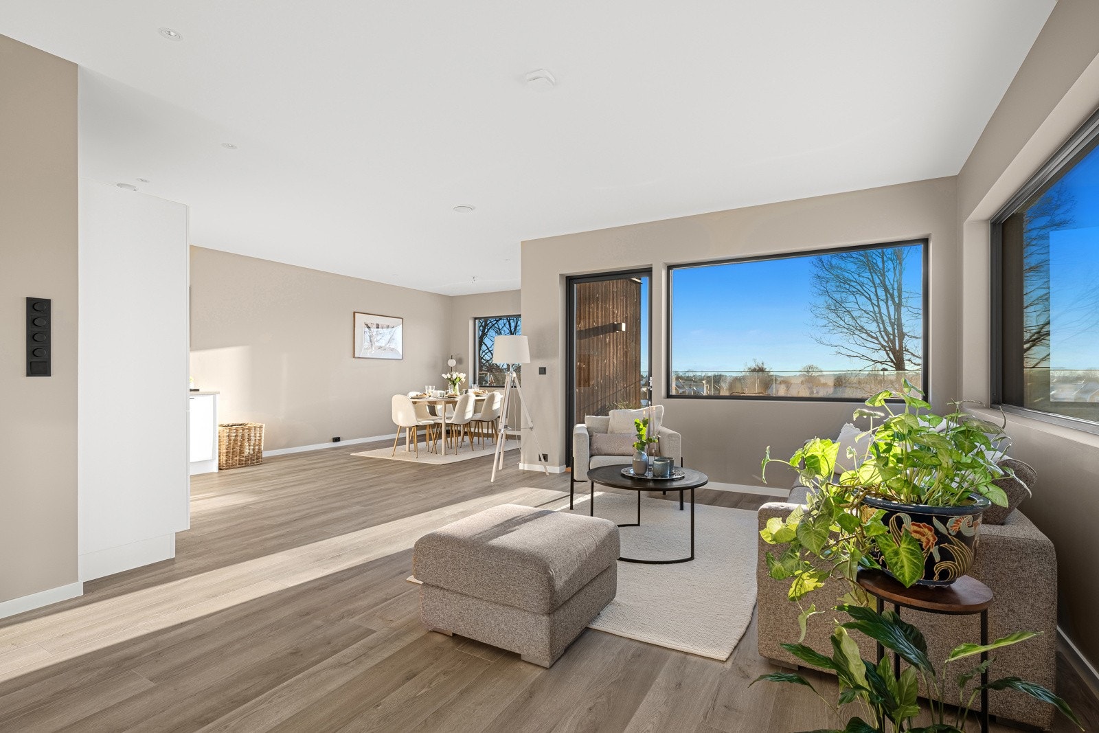 Stue og kjøkken er samlet i en lys og åpen løsning og med dør ut til egen veranda. Galleribilde