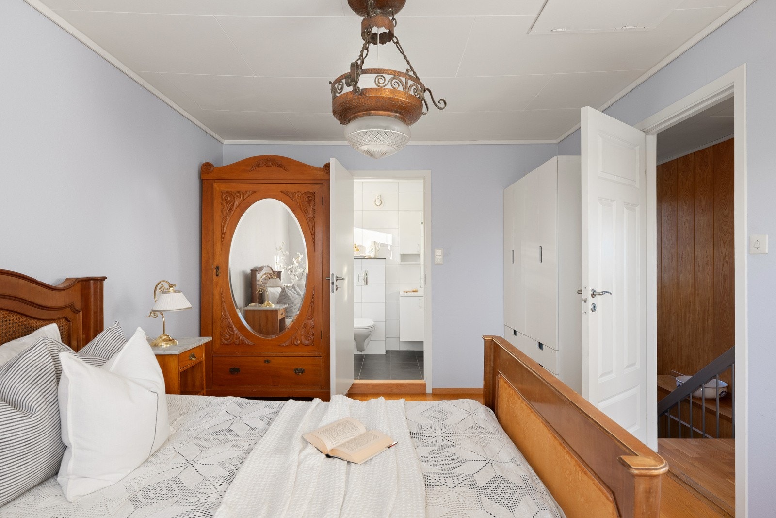 Hovedsoverommet har eget tilknyttet bad. Galleribilde