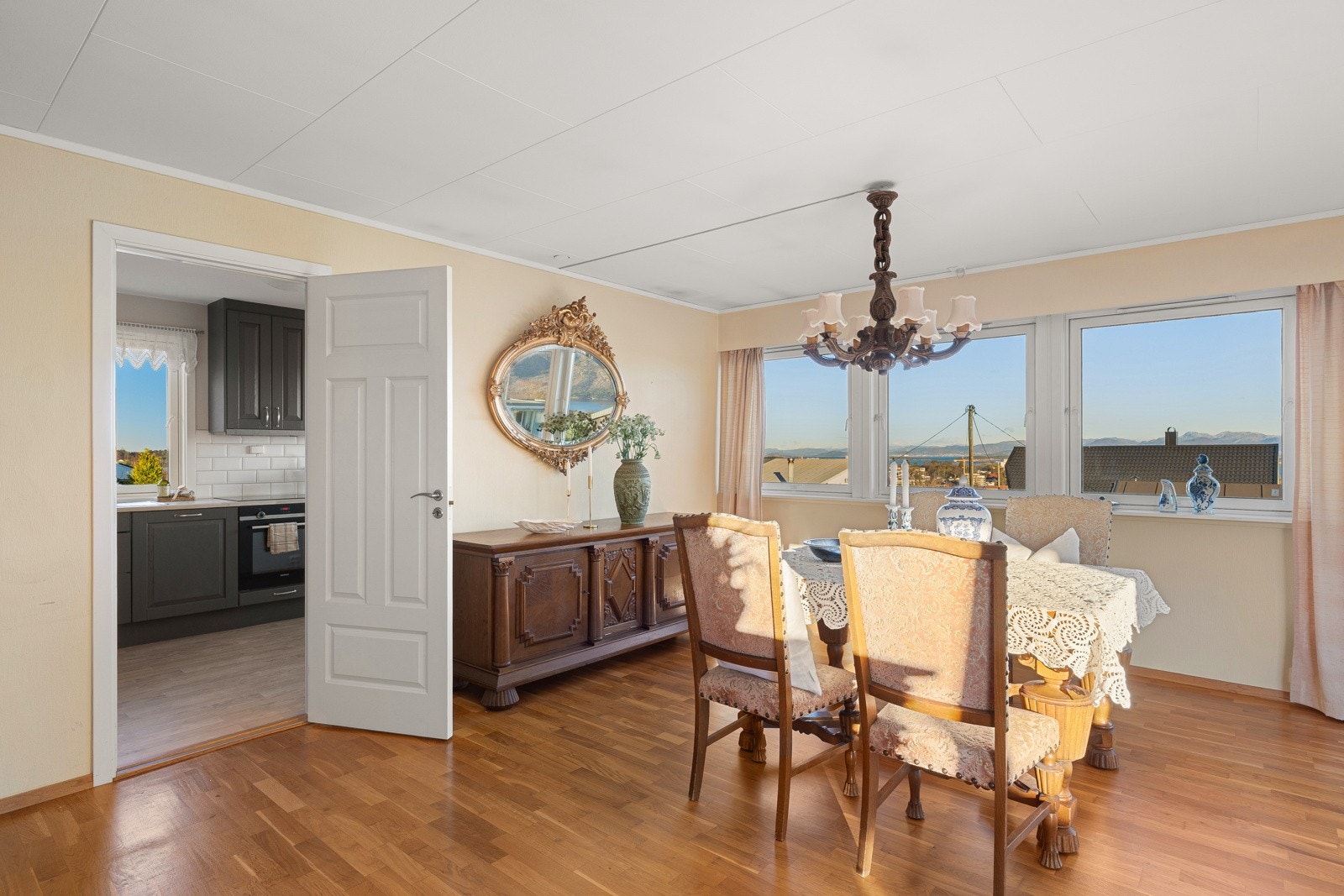 Boligen har god planløsning med stue og kjøkken vegg i vegg. Galleribilde