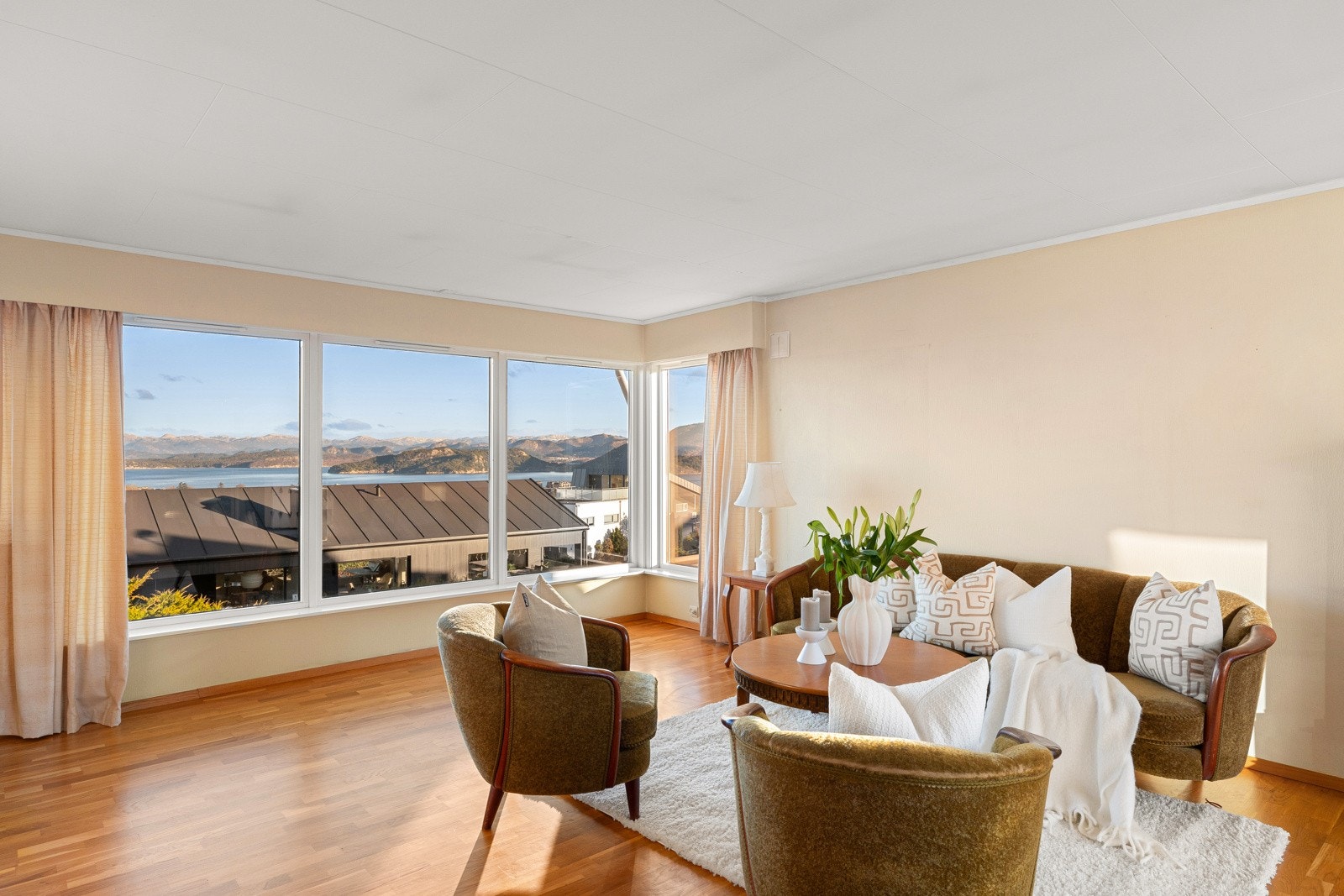 Stuen er romslig og lys, med store vindusflater som slipper inn rikelig med naturlig lys. Galleribilde