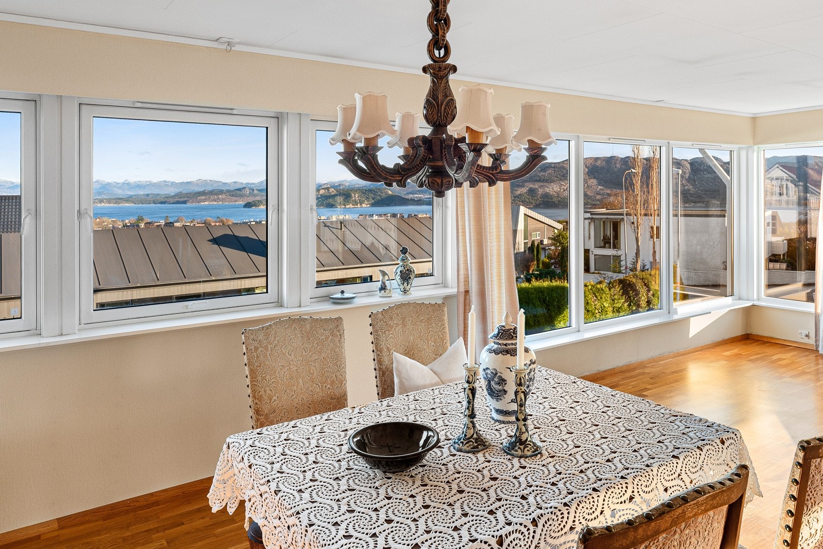 Fint utsyn fra spiseplassen i stuen. Galleribilde