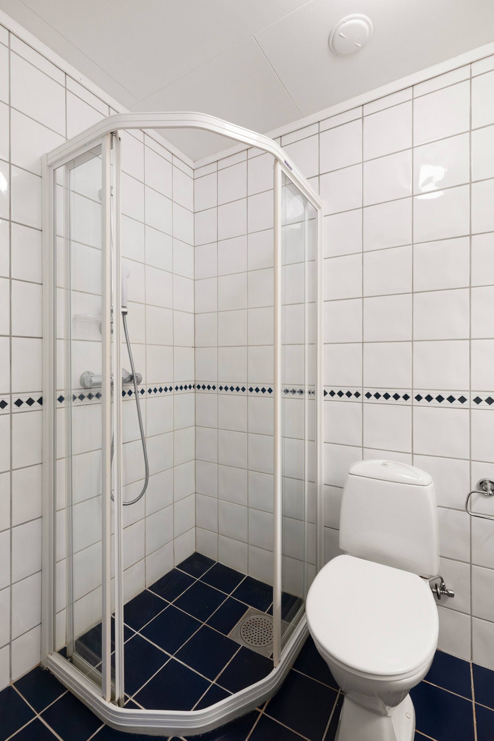 Badene i underetasjen er praktisk plassert i tilknytning til soverommene , noe som gjør boligen svært godt tilpasset både familie og gjester. Galleribilde