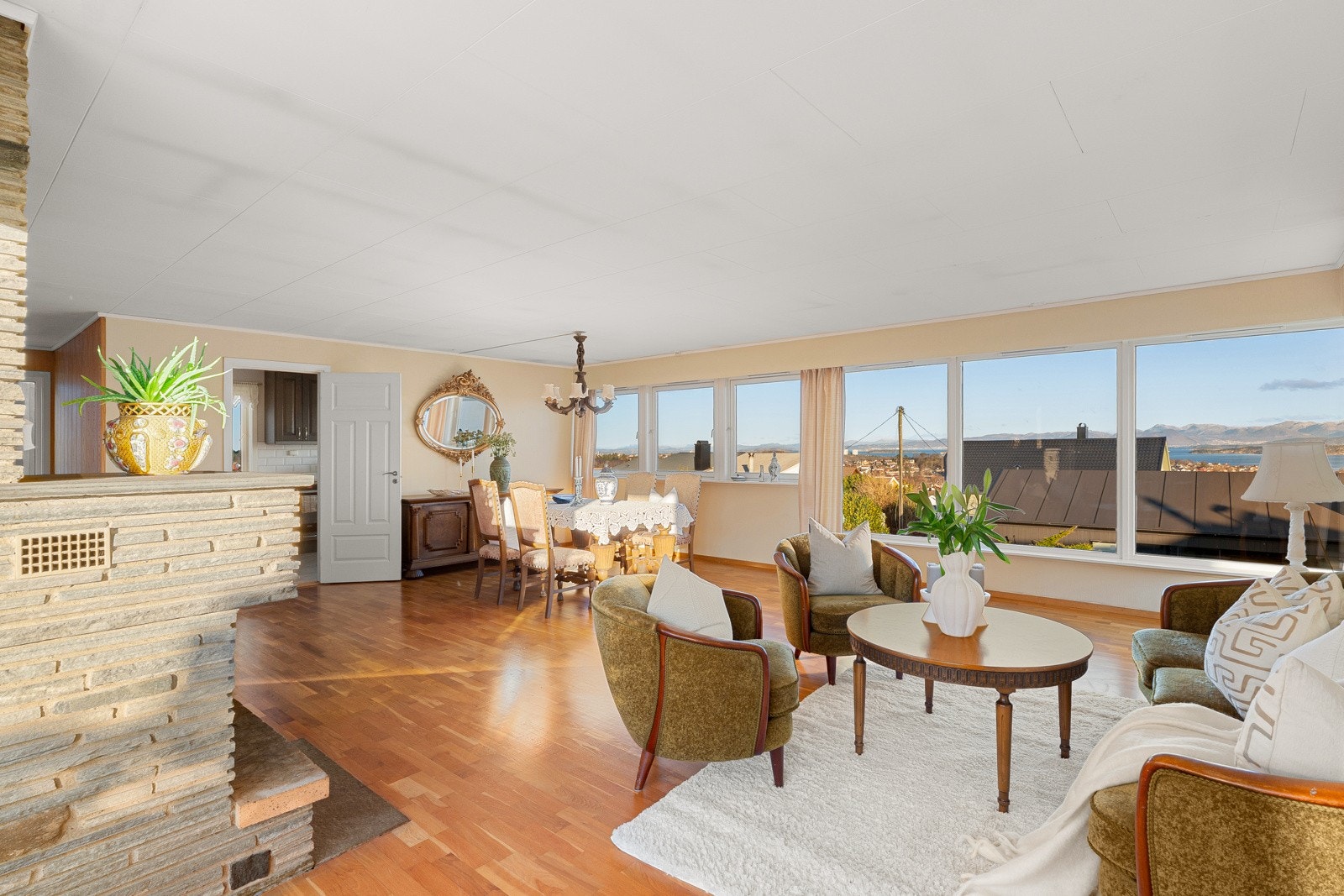 Stor romslig stue. Galleribilde