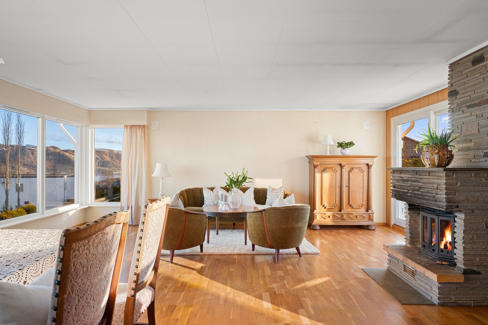 Den stilfulle peisen skaper en lun og behagelig atmosfære, spesielt på kjølige vinterdager. Galleribilde