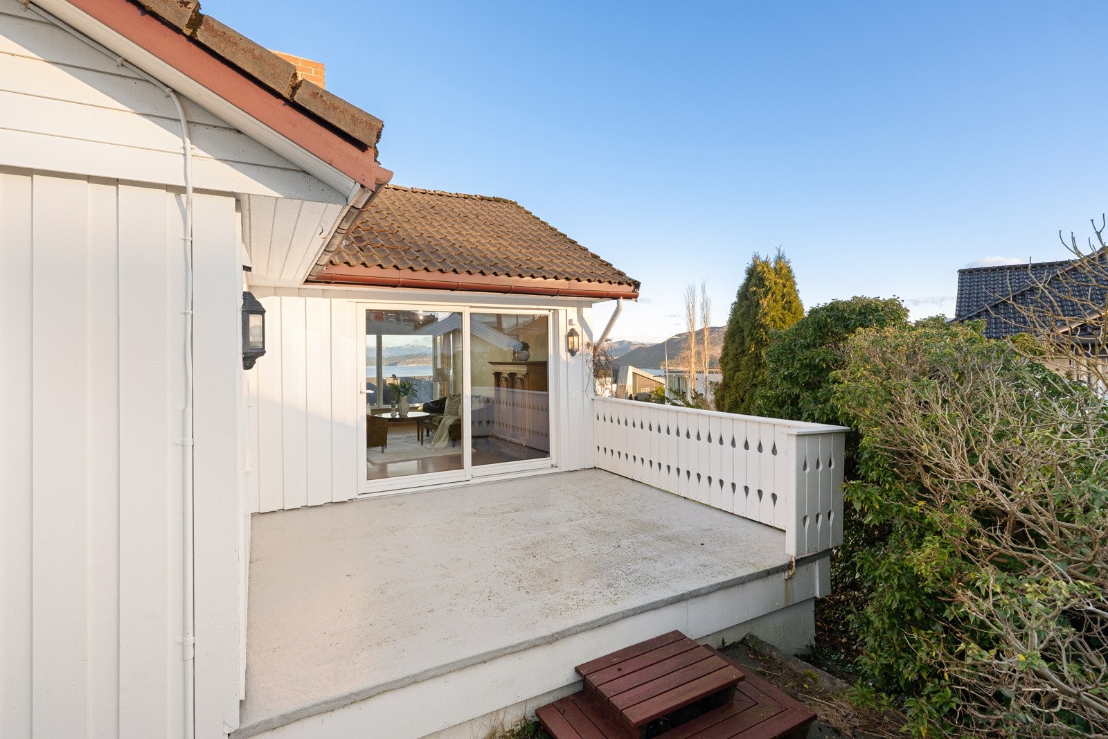 En kjekk terrasse med utgang fra stue og hovedsoverommet. Galleribilde
