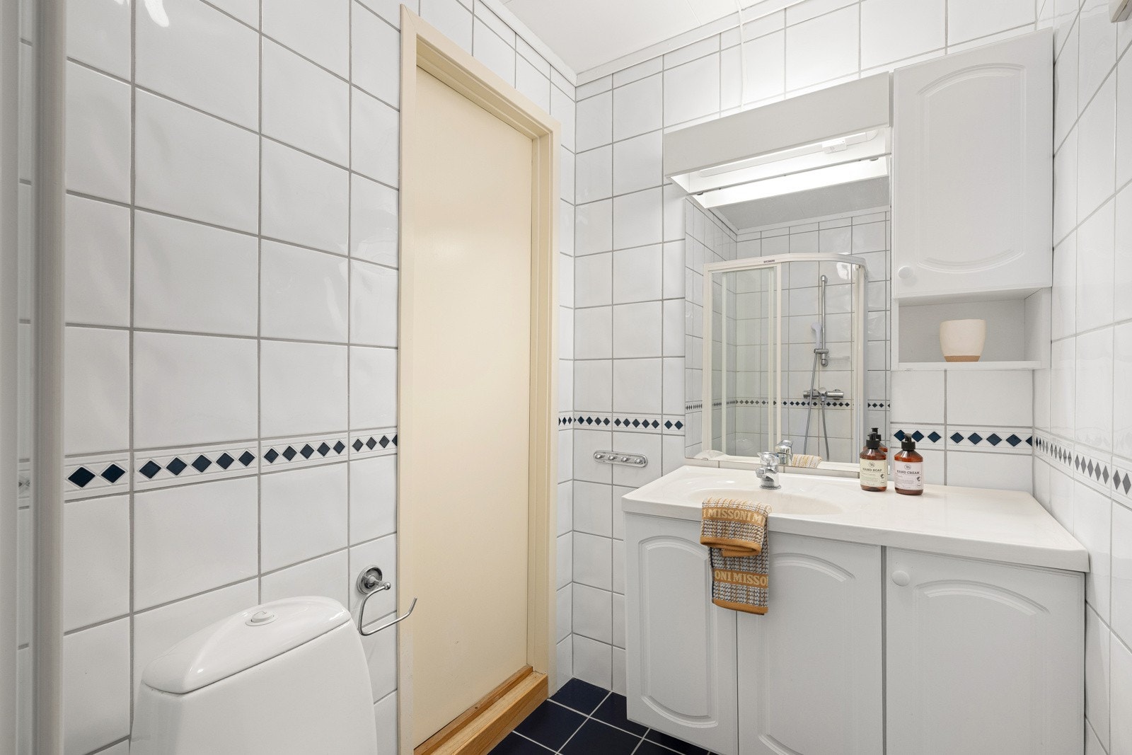 Badet i underetasjen med servant, toalett og dusj, som dekker familiens behov godt. Galleribilde