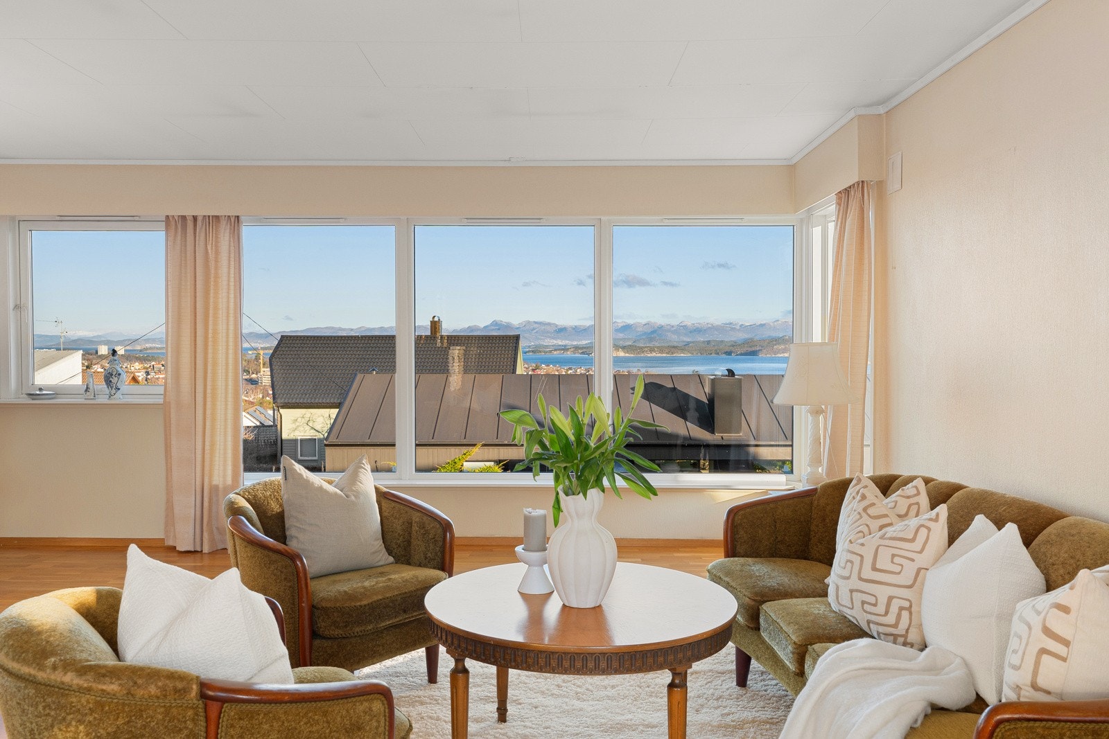 Stuen har god plass til gjester og passer perfekt for hyggelige sammenkomster og sosiale kvelder. Galleribilde