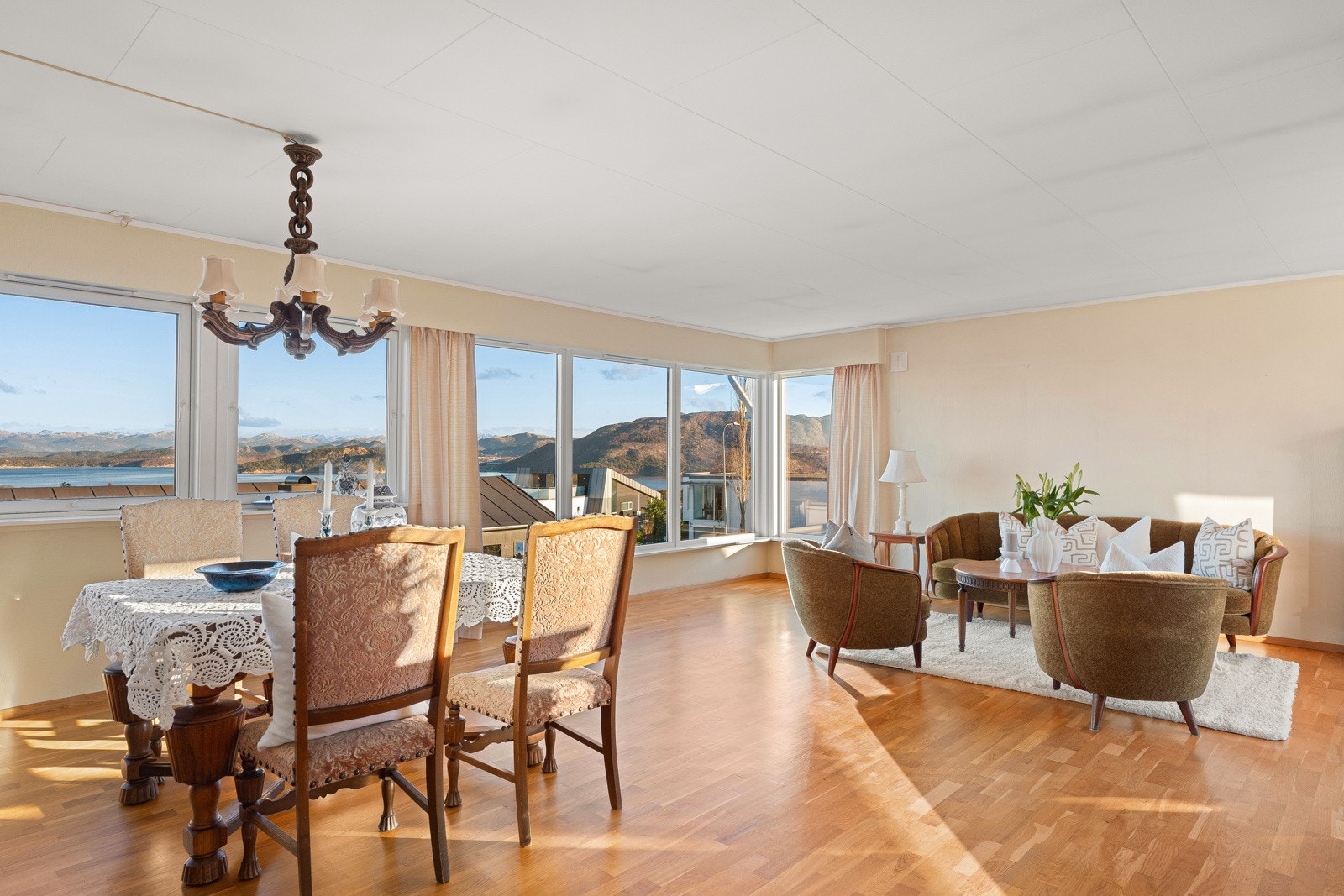 Stuen har god plass til sofa- og sittegrupper, og rommet kan enkelt tilpasses ulike møbleringsløsninger. Galleribilde