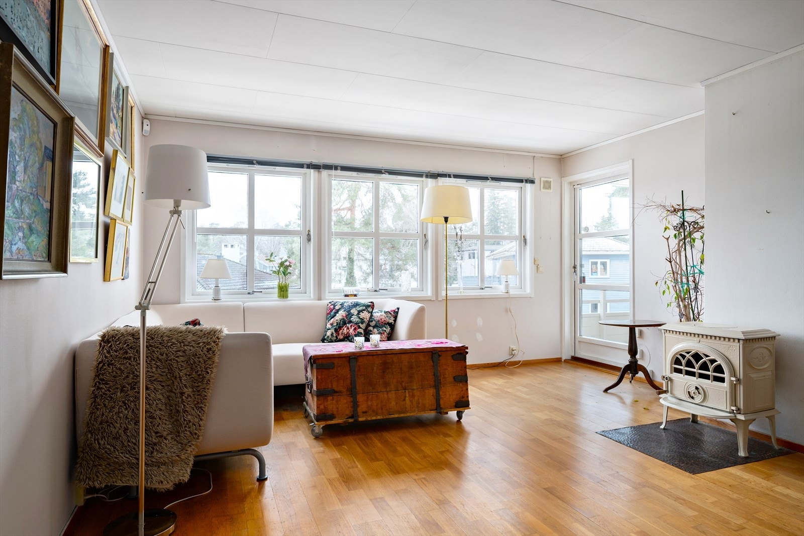 Stuen er lys og romslig og har store vindusflater som gir godt med naturlig lys. Galleribilde