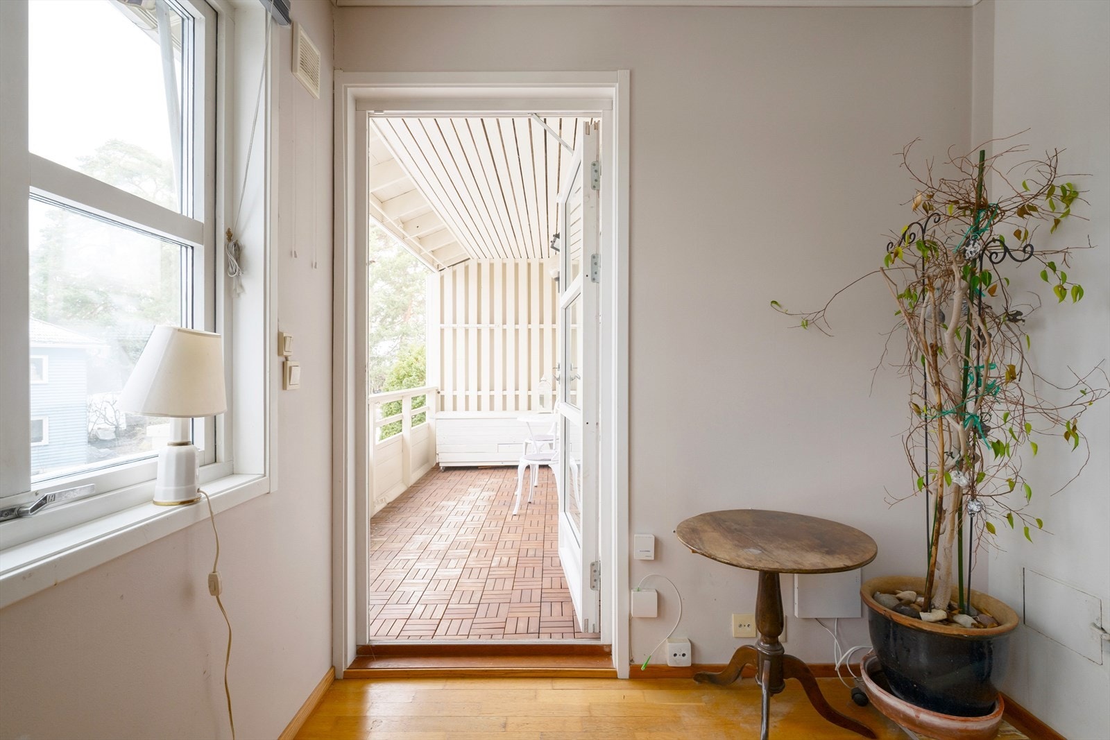 Utgang fra stue til skjermet uteplass. Galleribilde