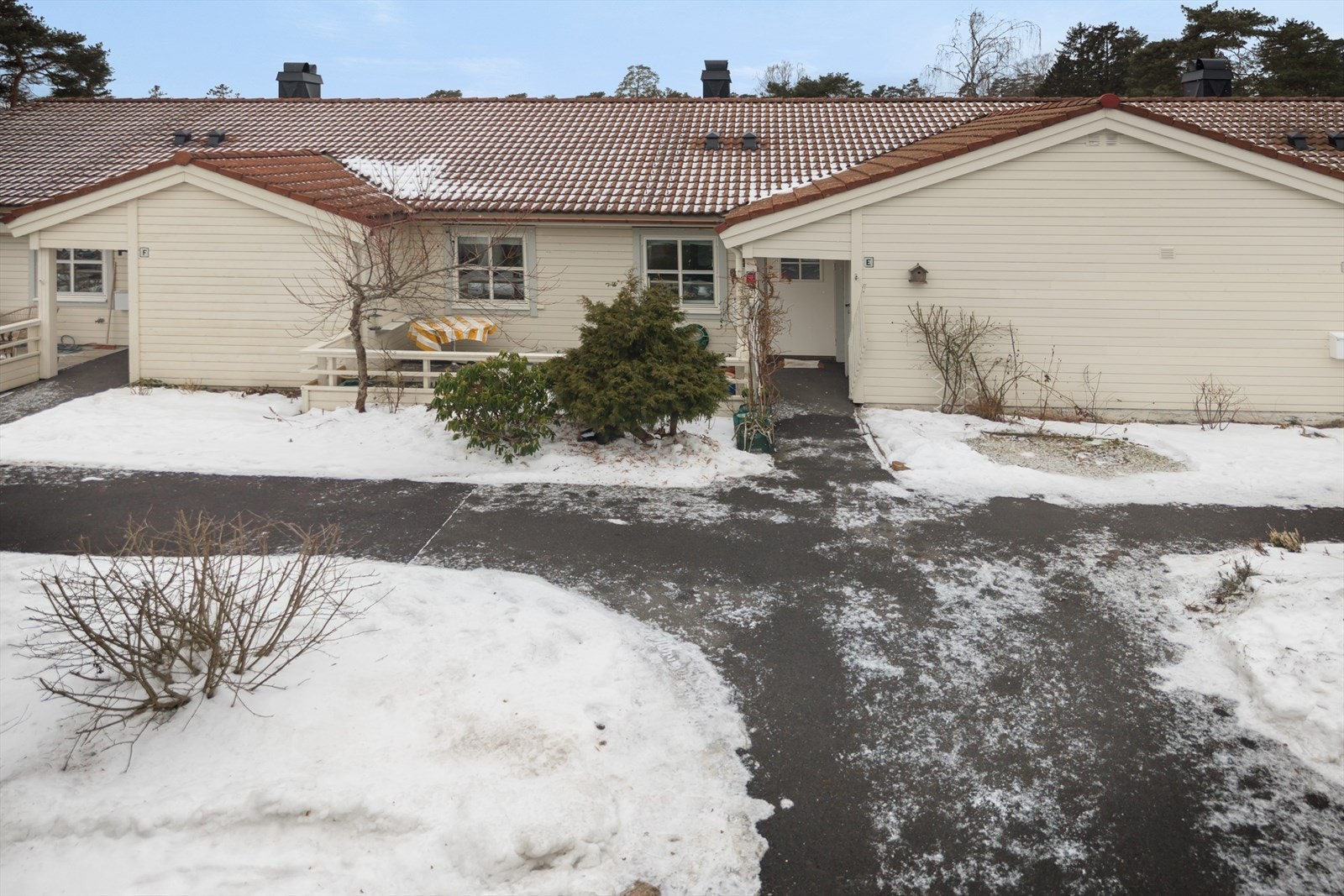 Hyggelig inngangsparti med gangvei frem til boligen. Rolig og veletablert boligområde med grønne omgivelser. Galleribilde