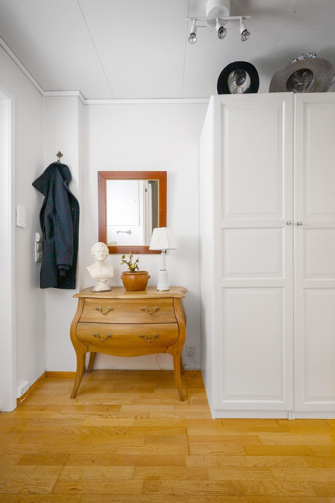 Gangen har gode oppbevaringsmuligheter. Galleribilde