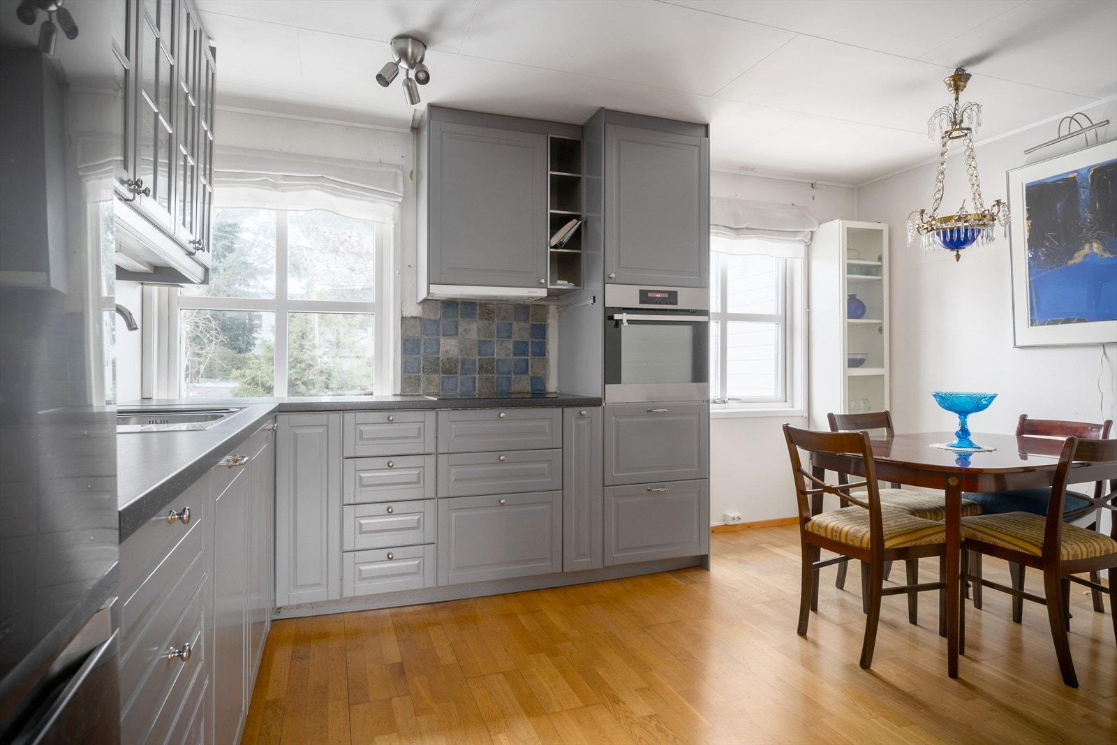 Her får du god plass til oppbevaring, matlaging og rom for en sittegruppe. Galleribilde