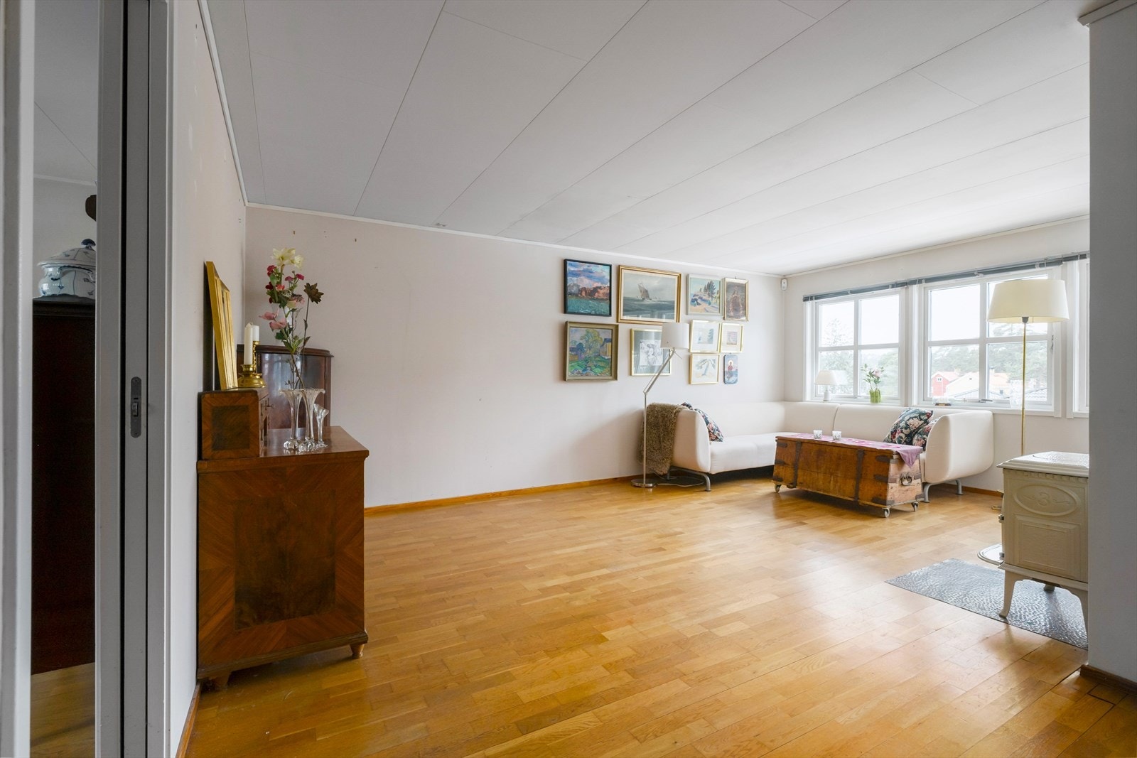 Trivelig stue med god plass til både sofa og spisegruppe. Galleribilde