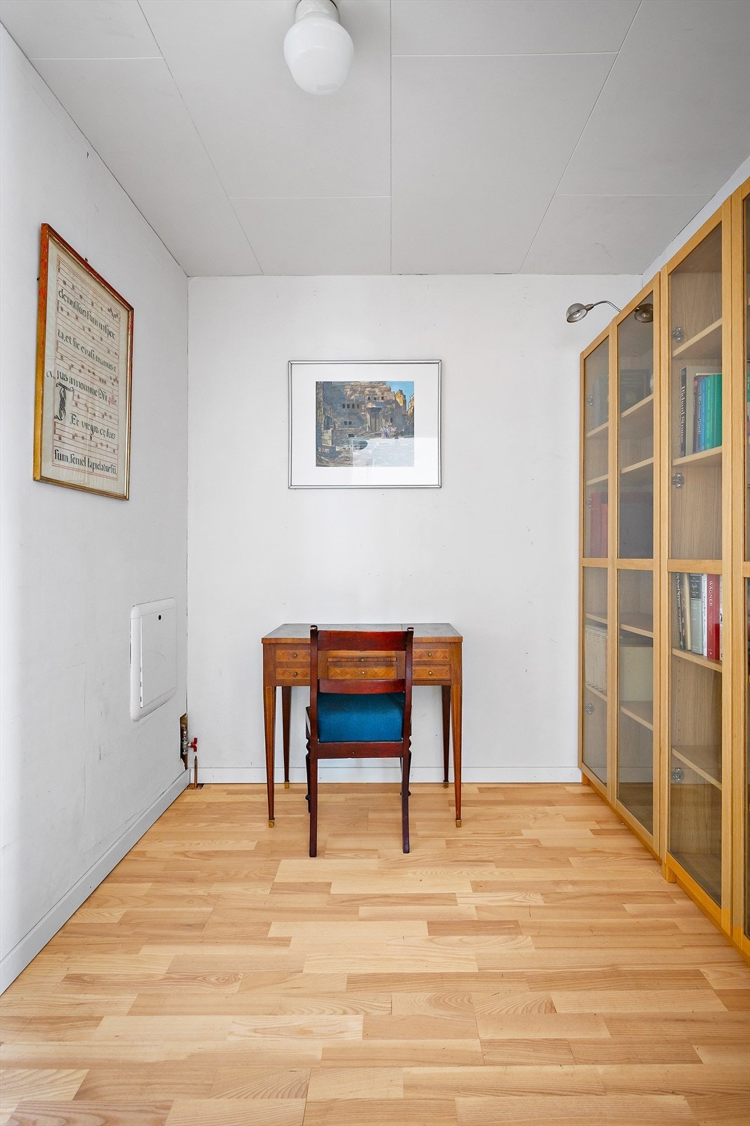 Eget rom som i dag er brukt som kontor og bibliotek. Rommet har god plass til skrivebord og oppbevaring. Galleribilde