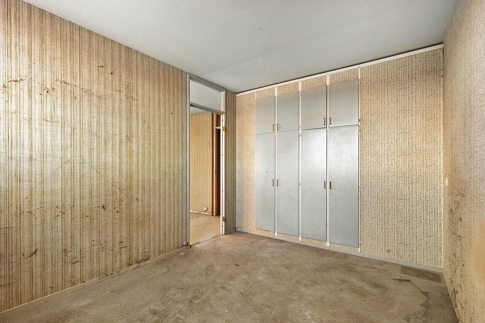 Til høyre for de innebygde skapene er det lettvegg. Galleribilde