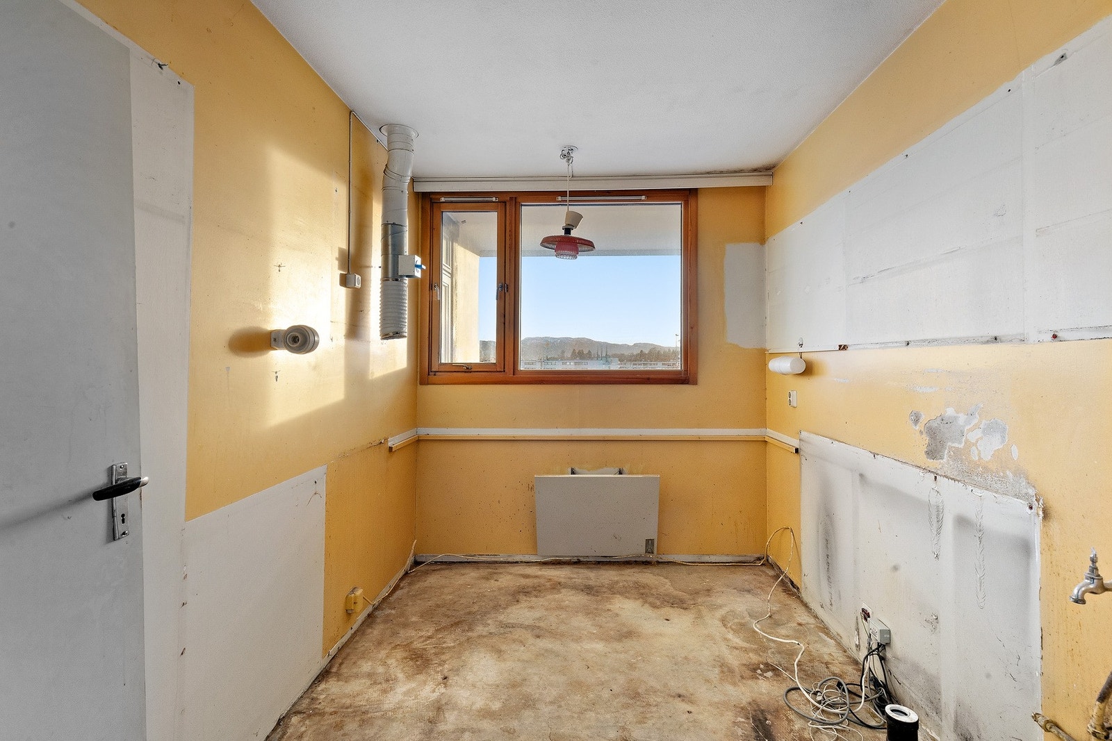 Kjøkkenrom med luftekanal rett ut Galleribilde