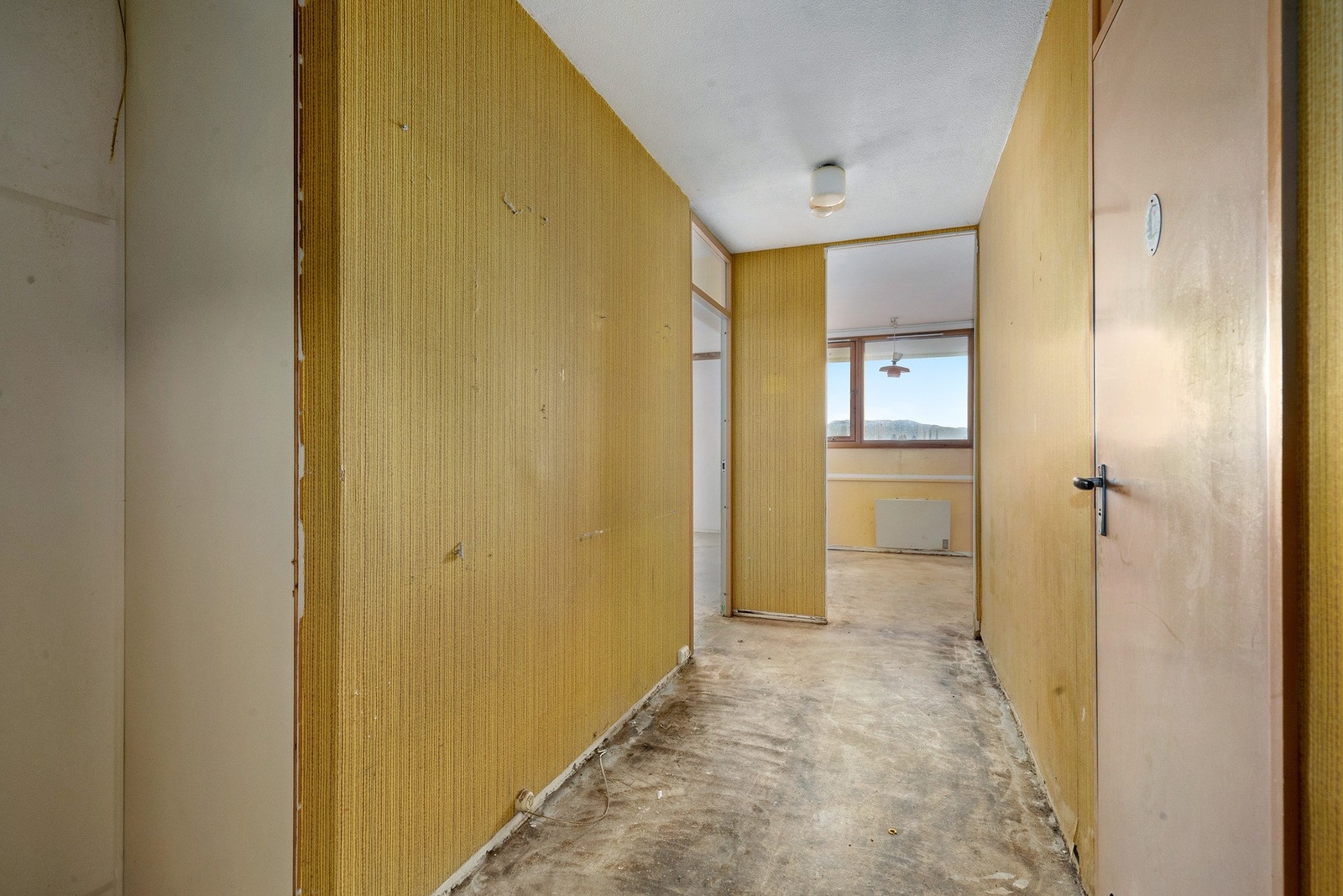 Gang - Gul vegg er av betong, men helt til venstre er det lettvegg som kan åpnes opp. Galleribilde