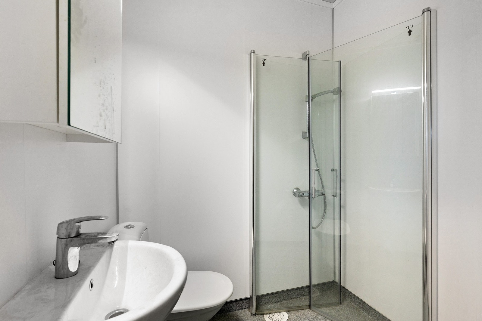 Bad oppusset i 2025 i regi av borettslaget - Eldre toalett, vask og speilskap Galleribilde