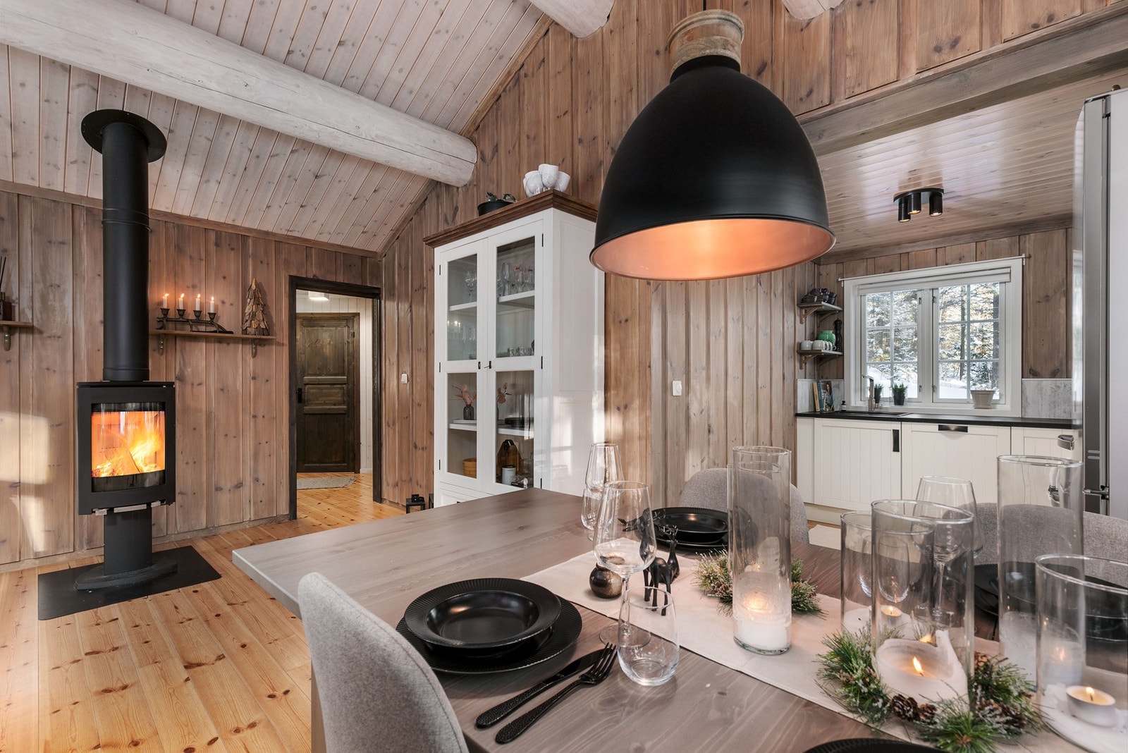 God avsatt plass til spisebord med stoler i nærhet til kjøkken Galleribilde