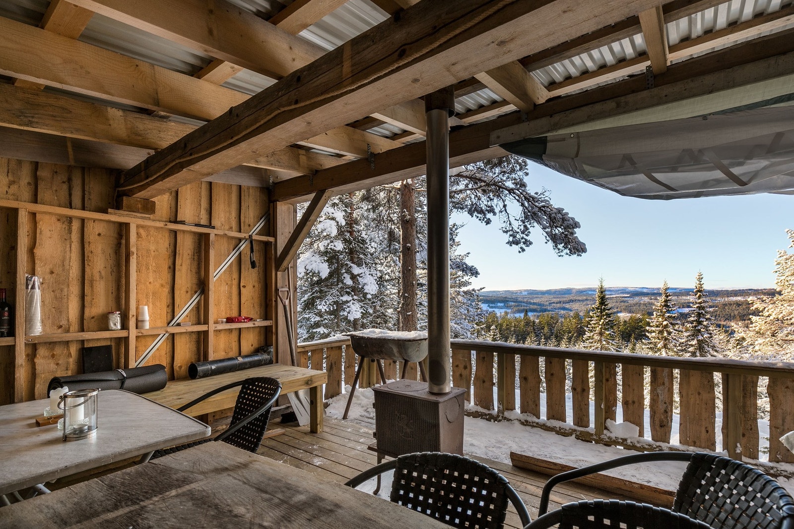 Nybygd lavvo på felles hyttefelt med utepeis, grill og nydelig utsikt. Galleribilde