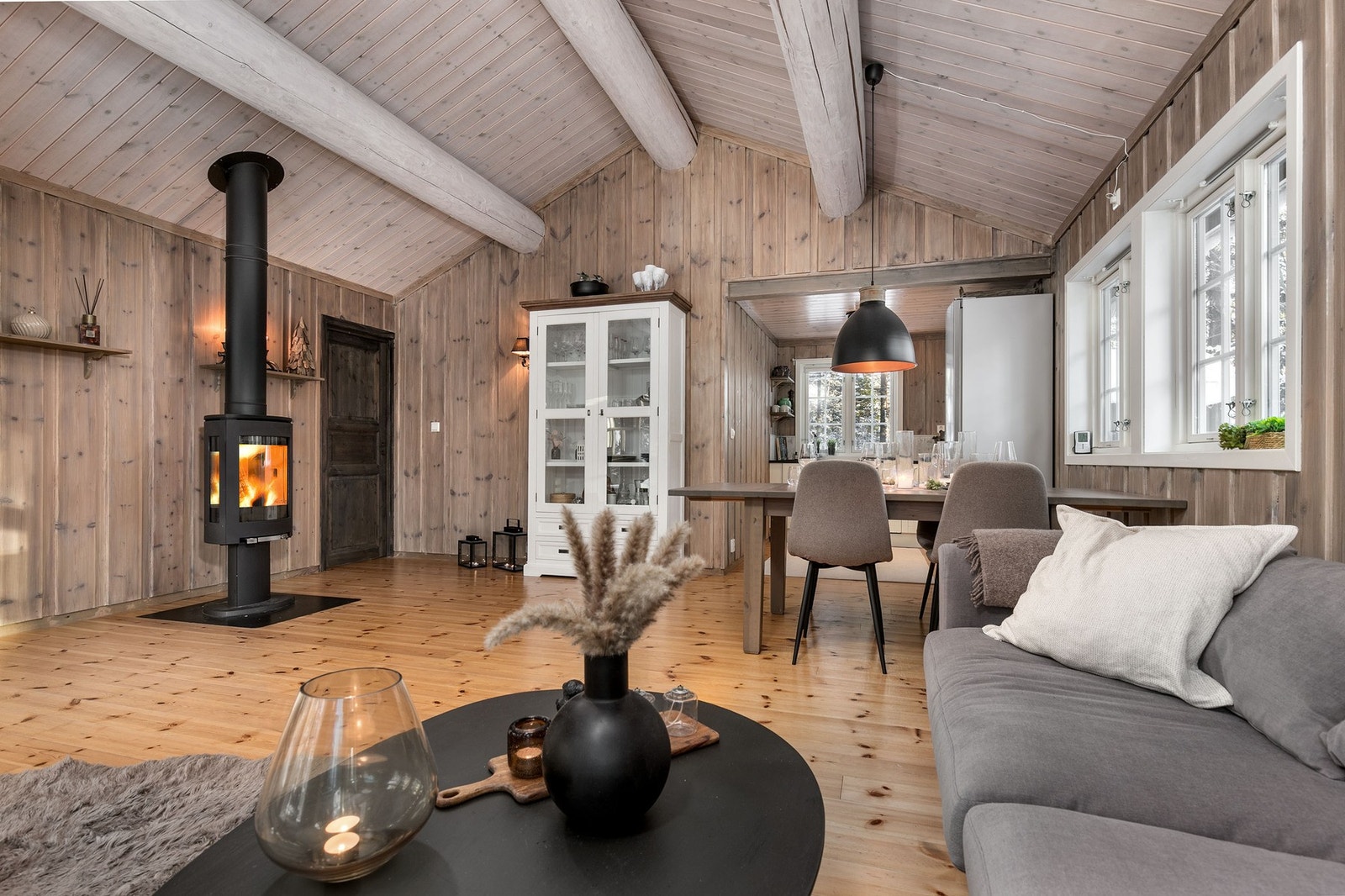 På gulvet er det lagt flott parkett av furu. Galleribilde