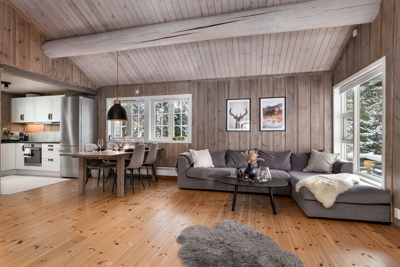 På gulvet er det lagt flott parkett av furu. Galleribilde