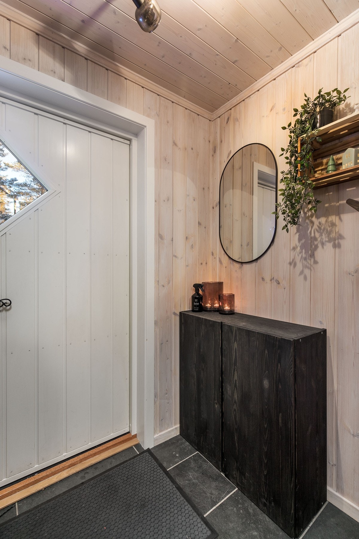 Lys entré/vindfang med fliser på gulv og lysmalte vegger Galleribilde