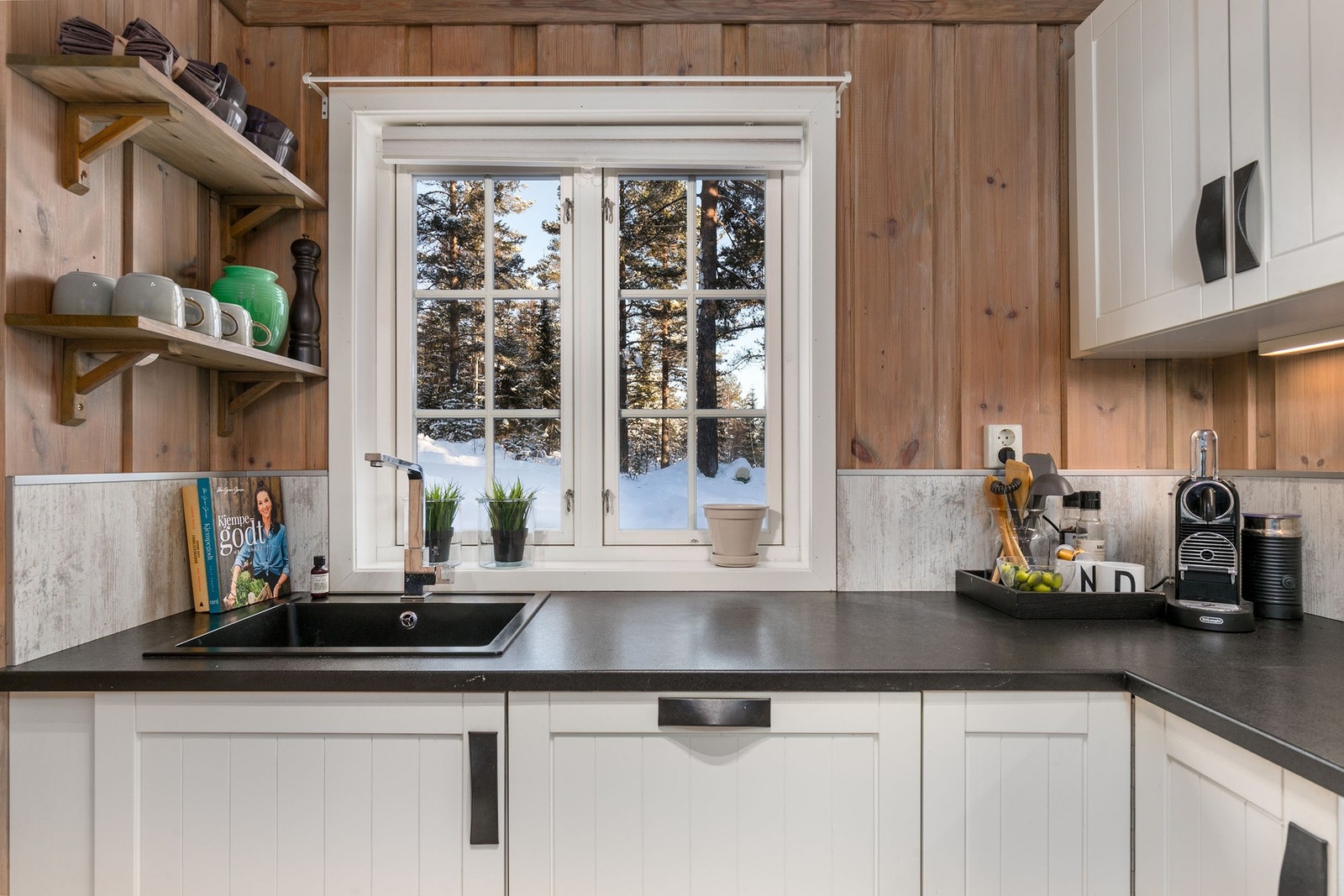 Kjøkkenet har integrerte hvitevarer som oppvaskmaskin, platetopp og stekeovn. Frittstående kjøl/frys (medfølger). Galleribilde