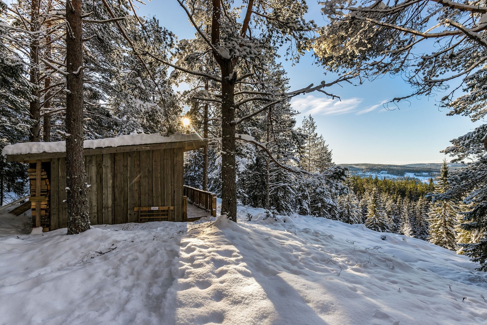 Nybygd lavvo på felles hyttefelt med utepeis, grill og nydelig utsikt. Galleribilde