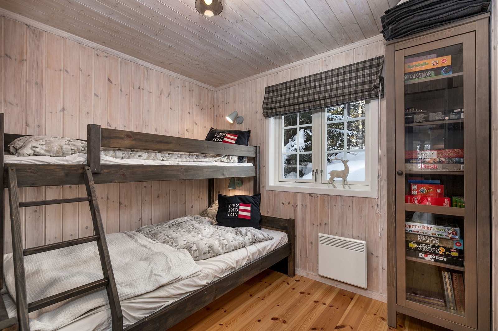 Soverom 2 og 3 har fin plass til dobbeltseng/enkeltseng etter ønske Galleribilde